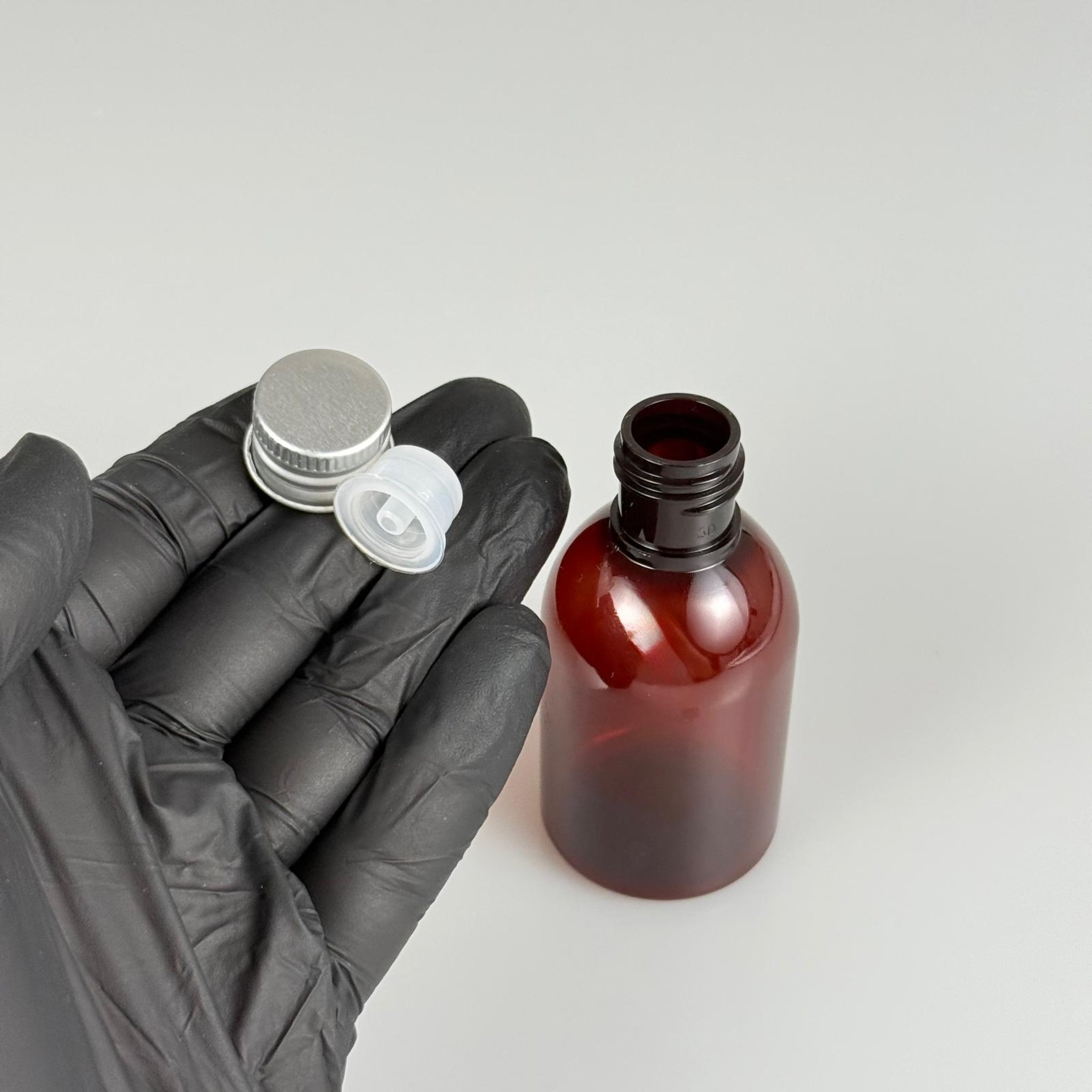 50  CC AMBER PET ŞİŞE + KÖPÜK CONTALI GÜMÜŞ ALÜMİNYUM METAL KAPAKLI + DAMLALIKLI KOLONYA TIPALI TAKIM - 50 ML KAHVERENGİ PLASTİK ŞİŞE