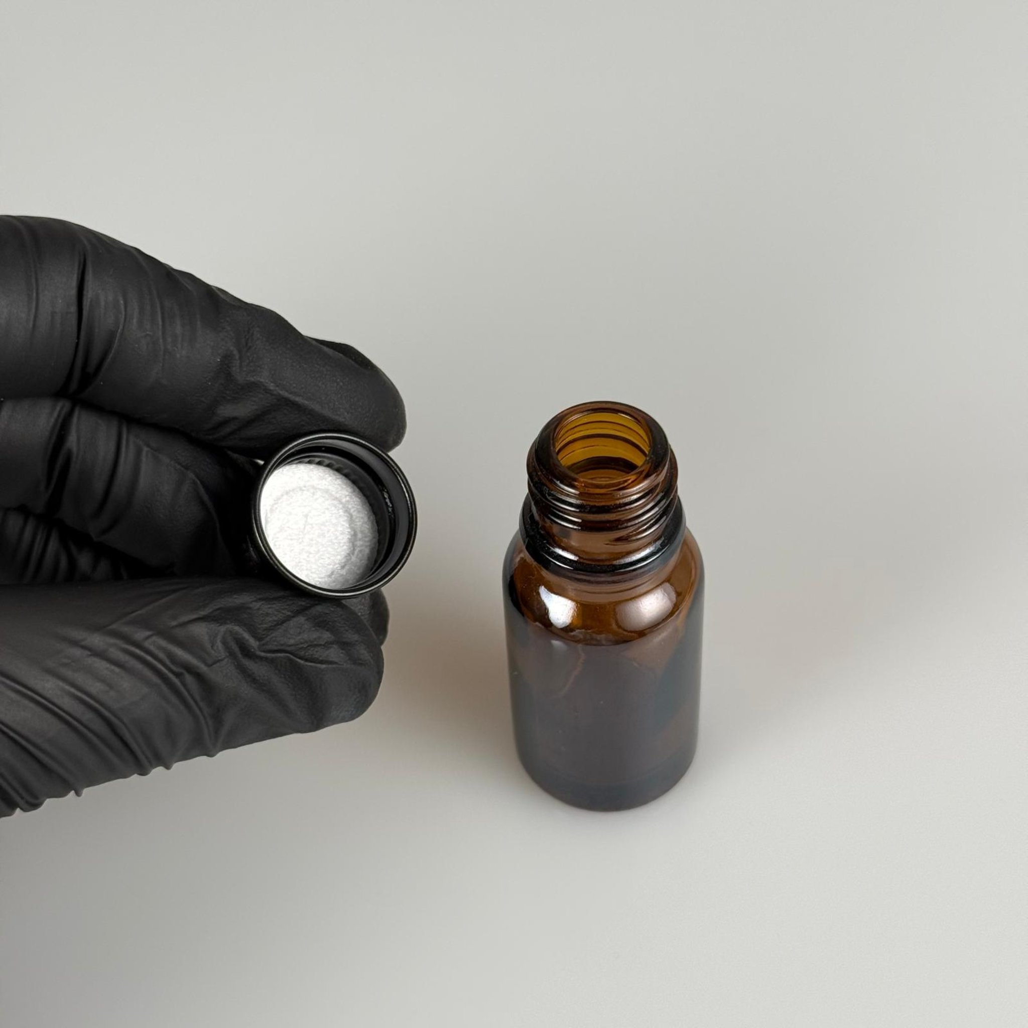 10 CC AMBER CAM ŞİŞE + KÖPÜK CONTALI SİYAH ALÜMİNYUM METAL KAPAKLI TAKIM - 10 ML KAHVERENGİ CAM ŞİŞE