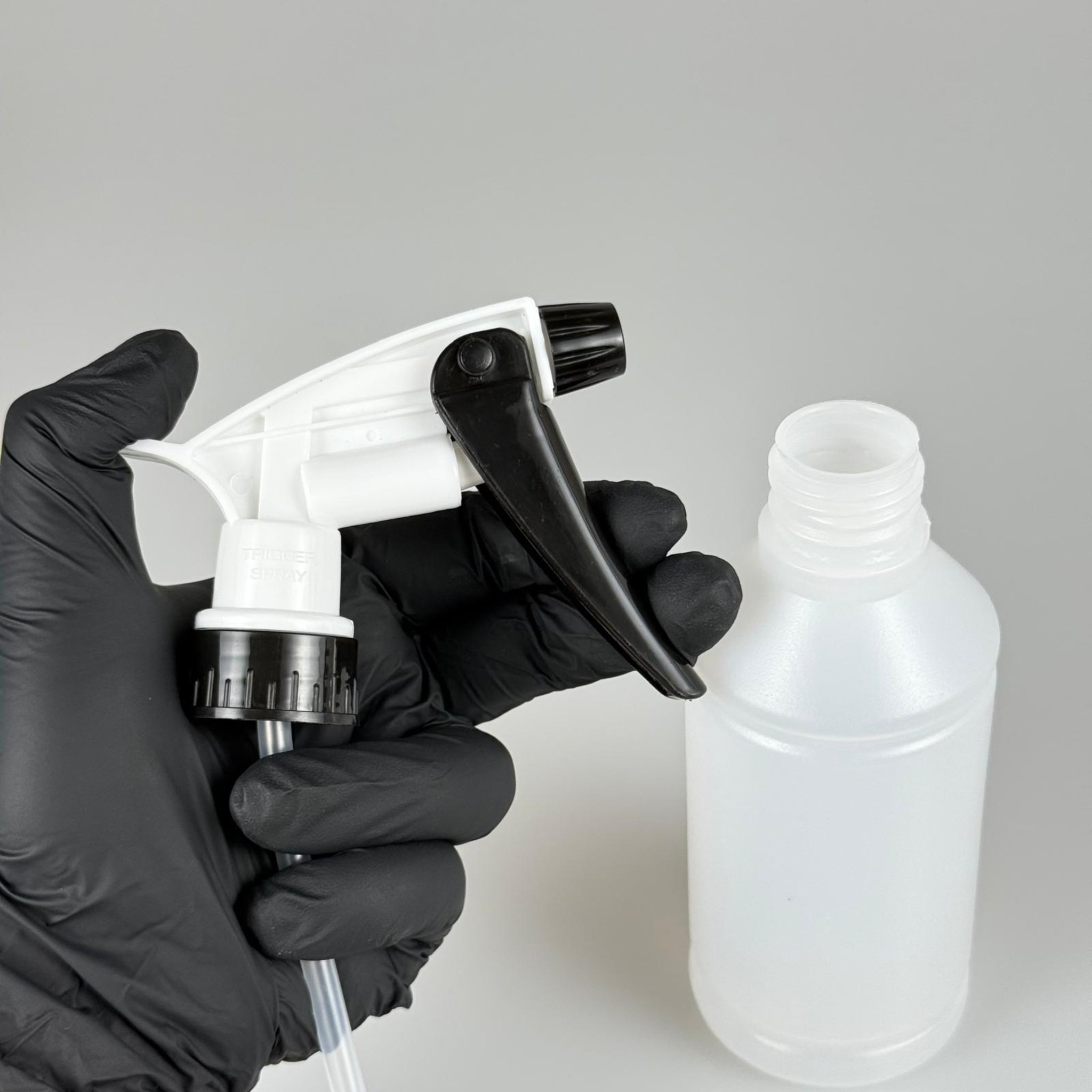 250 CC TİNER ŞİŞESİ - BÜYÜK SİYAH BEYAZ DOZAJLI KİMYASALA DAYANIKLI TRİGER TETİK SPREYLİ - 250 ML KİMYASALA DAYANIKLI PLASTİK ŞİŞE - 0,25 LT POLİETİLEN ŞİŞE - TOMBUL OTO TEMİZLİK ŞİŞESİ
