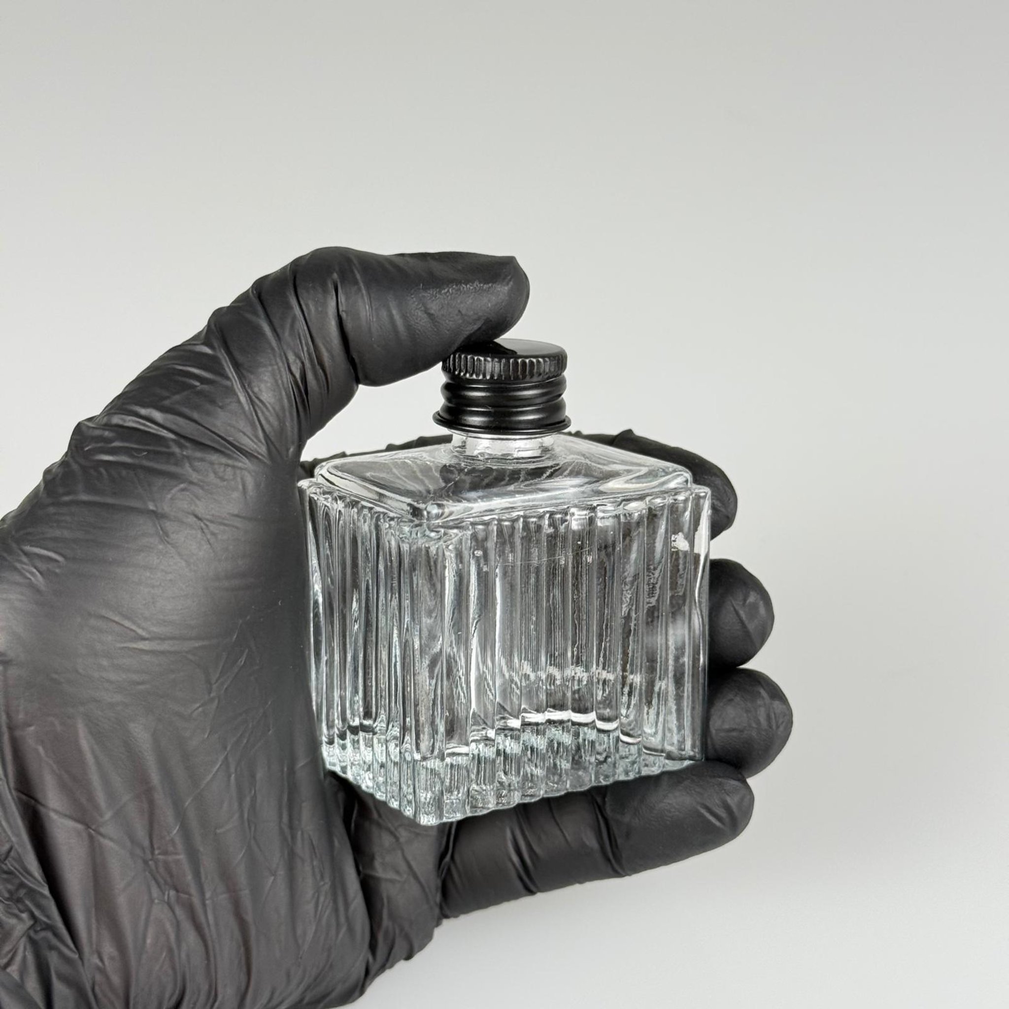 50 CC KÖŞELİ DESENLİ ÇİZGİLİ CAM ŞİŞE + SİYAH ALÜMİNYUM METAL KAPAKLI TAKIM - 50 ML PRESTİJLİ ŞİŞE