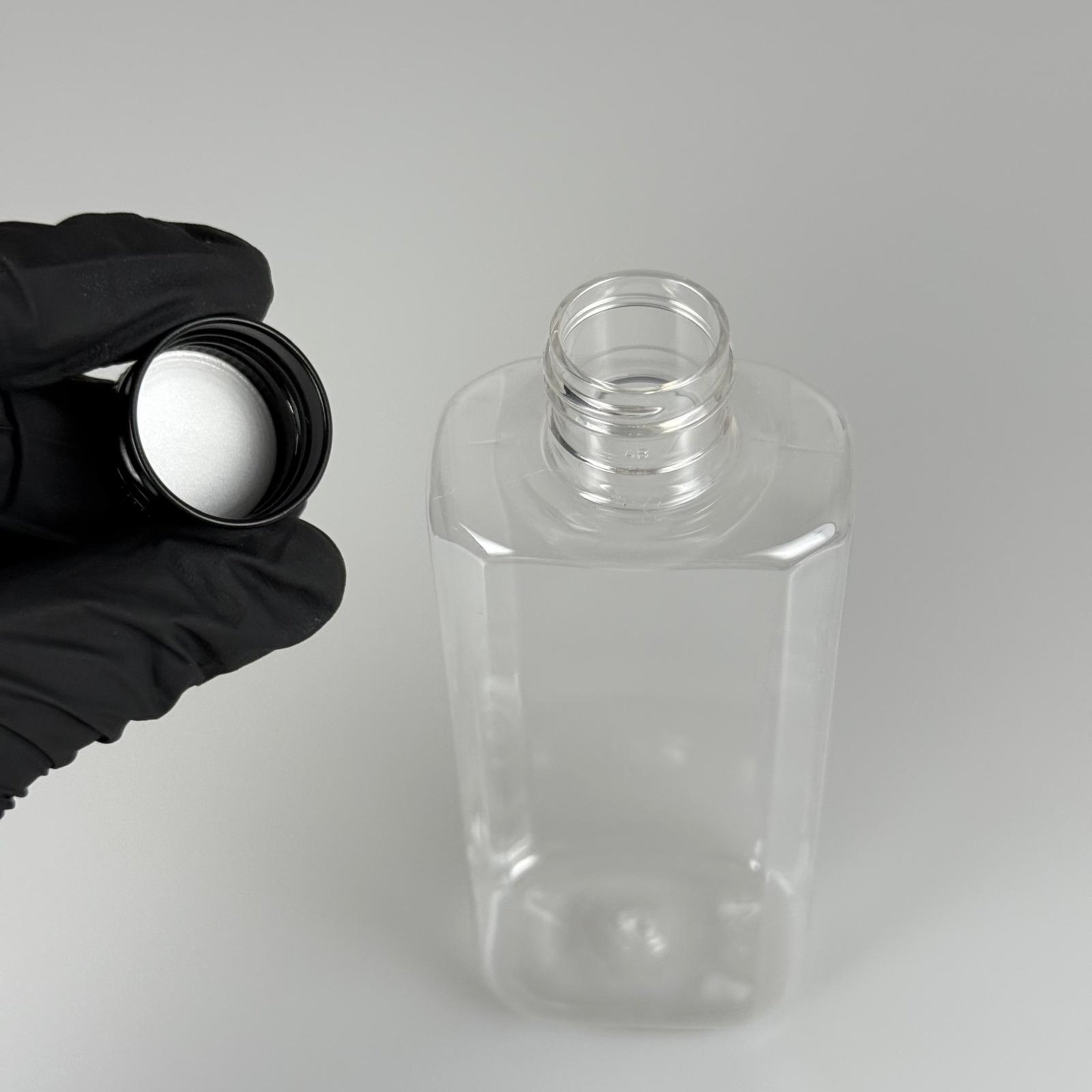 200 CC YASSI MODEL ŞEFFAF PET ŞİŞE (24 AĞIZ) + KÖPÜK CONTALI SİYAH METAL ALÜMİNYUM KAPAK TAKIM - 200 ML KAPAKLI PLASTİK ŞİŞELER