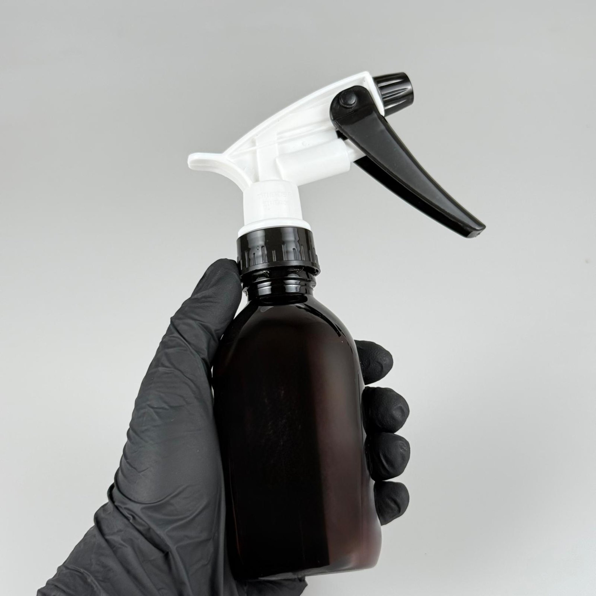 200 CC PET ŞİŞE - BÜYÜK SİYAH BEYAZ DOZAJLI KİMYASALA DAYANIKLI TRİGER TETİK SPREYLİ - 200 ML KİMYASALA DAYANIKLI PLASTİK ŞİŞE - 0,20 LT PET ŞİŞE - TOMBUL OTO TEMİZLİK ŞİŞESİ AMBER KAHVERENGİ