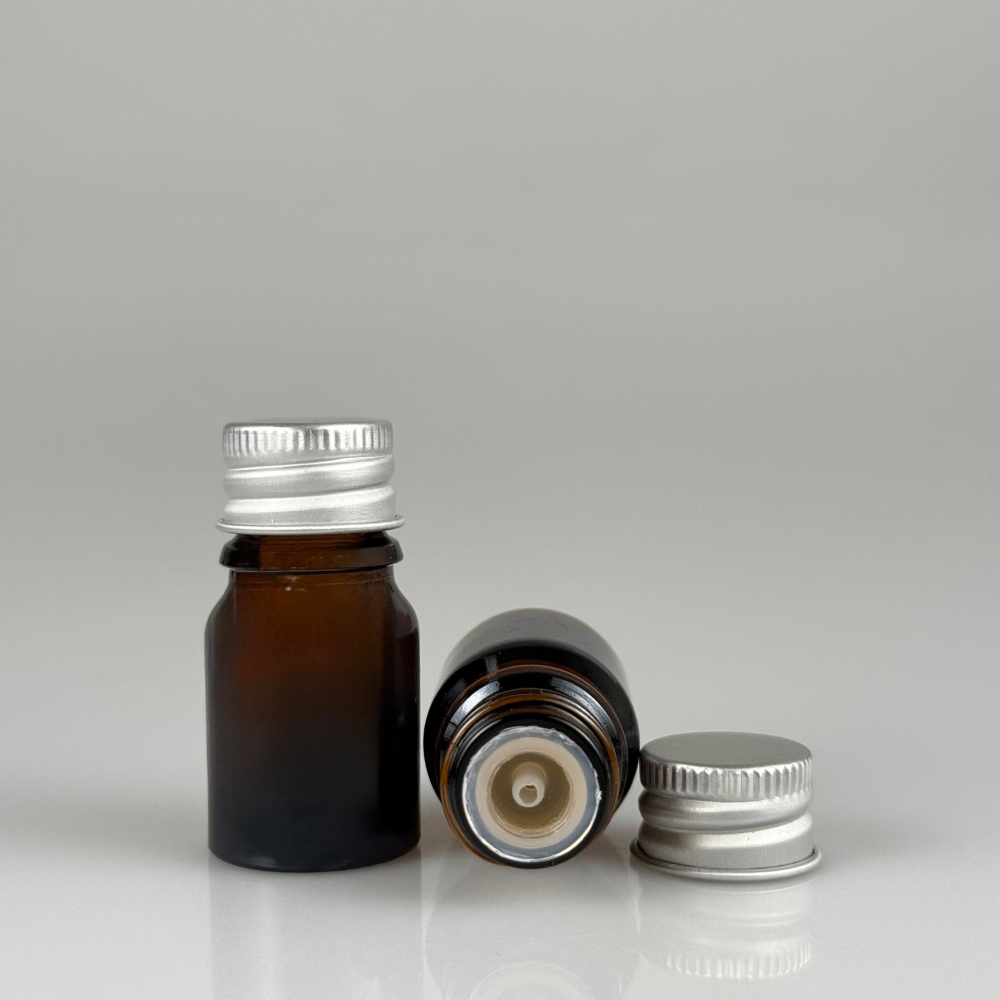 3 CC AMBER CAM ŞİŞE + KÖPÜK CONTALI GÜMÜŞ ALÜMİNYUM METAL KAPAKLI + DAMLALIKLI KOLONYA TIPALI TAKIM - 3 ML KAHVERENGİ CAM ŞİŞE