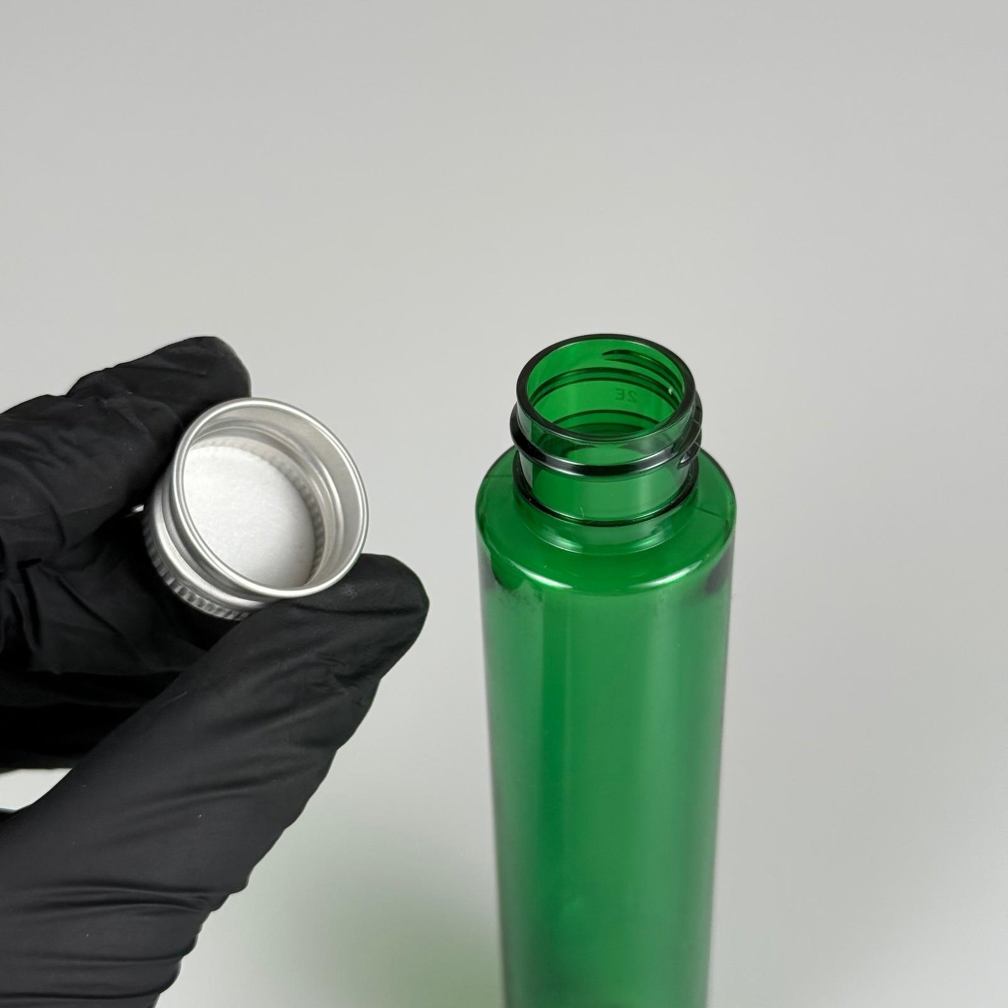 100 CC UZUN SİLİNDİR YEŞİL PET ŞİŞE (24 GR - 24 AĞIZ ) + KÖPÜK CONTALI GÜMÜŞ METAL ALÜMİNYUM KAPAK TAKIM - 100 ML BİBERİYE SUYU, LAVANTA YAĞI, SAÇ SERUM, TONİK VB İÇİN PLASTİK KOZMETİK AMBALAJLARI