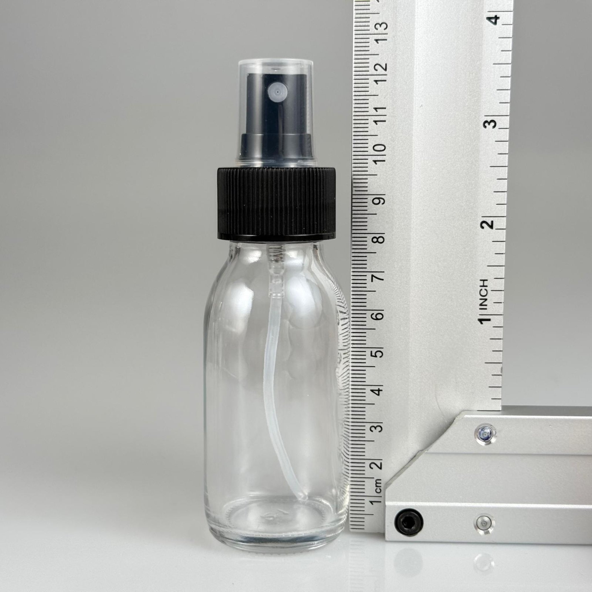 60 CC GENİŞ AĞIZLI ŞEFFAF CAM ŞİŞE SİYAH SPREYLİ TAKIM - 60 ML ŞEFFAF ŞURUP ECZA ŞİŞESİ - MİKROPLARDAN KORUNMASI İÇİN İLAÇLANMIŞTIR, SUYA TUTUNCA ŞEFFAF RENGİ ALIR