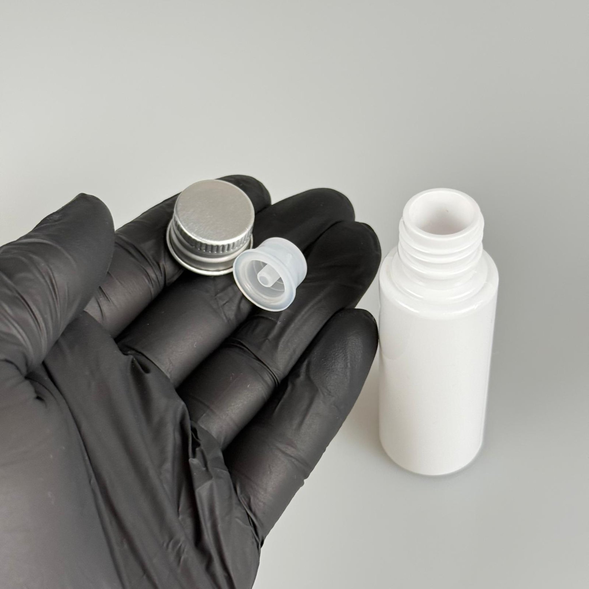 30 CC BEYAZ PET SHOT ŞİŞE - KÖPÜK CONTALI GÜMÜŞ ALÜMİNYUM METAL KAPAKLI + DAMLALIKLI KOLONYA TIPALI TAKIM - 30 ML PLASTİK ŞİŞE