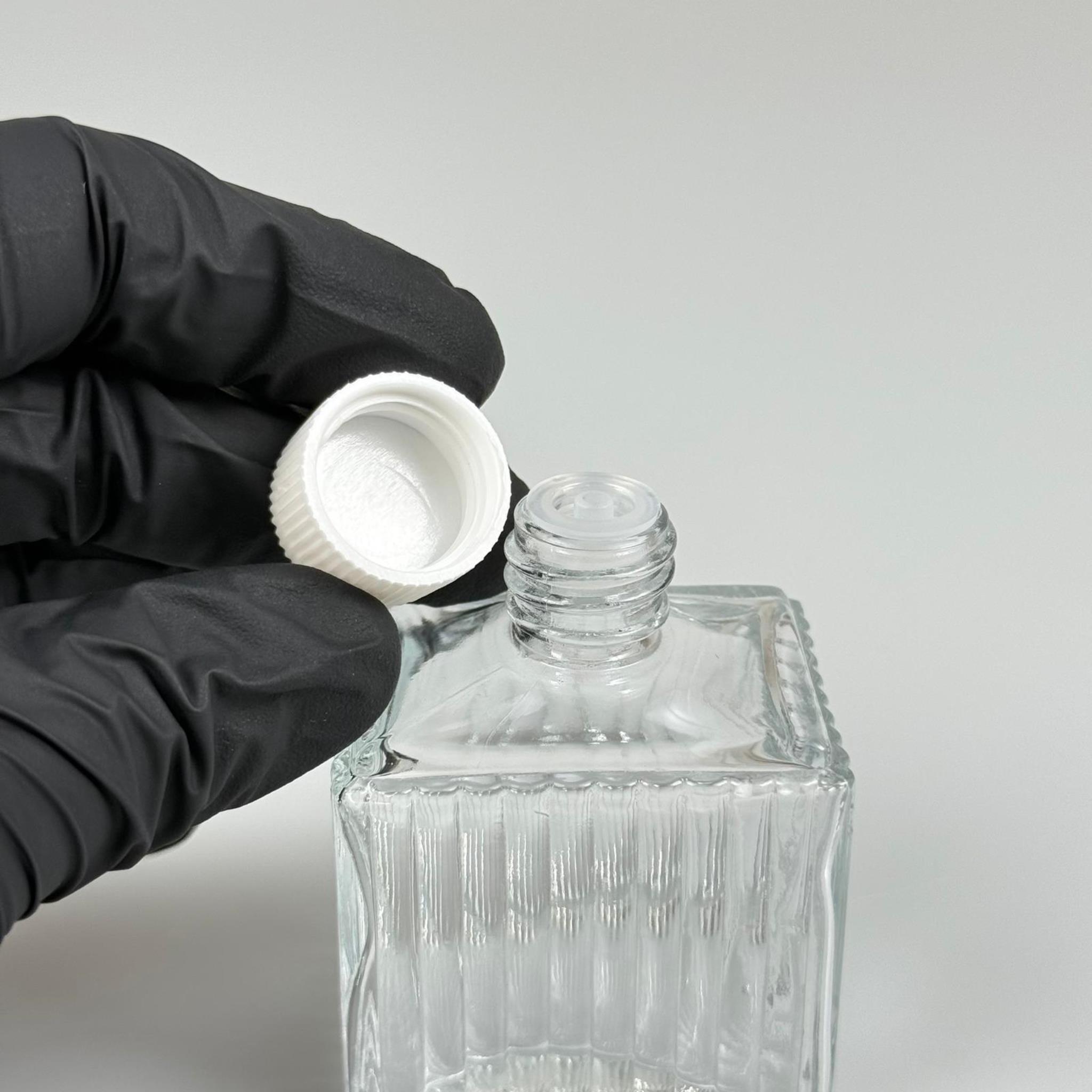 50 CC KÖŞELİ DESENLİ ÇİZGİLİ CAM ŞİŞE - BEYAZ PLASTİK KAPAKLI KOLONYA TIPALI - 50 ML PRESTİJLİ ŞİŞE