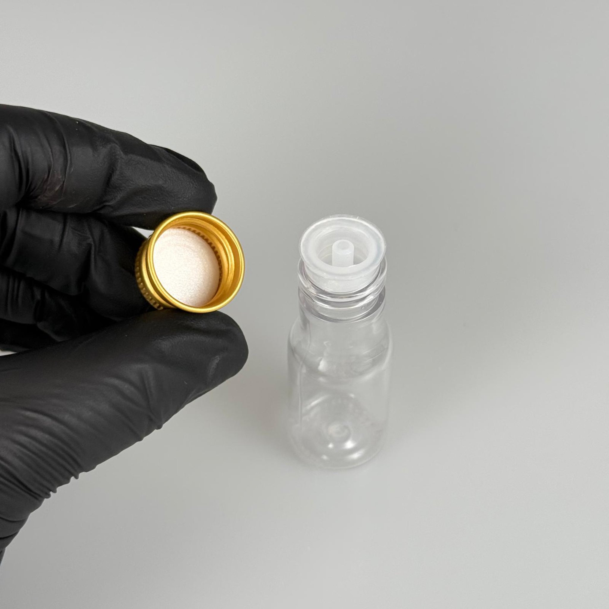 10 CC ŞEFFAF PET ŞİŞE + KÖPÜK CONTALI GOLD ALÜMİNYUM METAL KAPAKLI + DAMLALIKLI KOLONYA TIPALI TAKIM - 10 ML PLASTİK ŞİŞE (SİLME 15 CC)