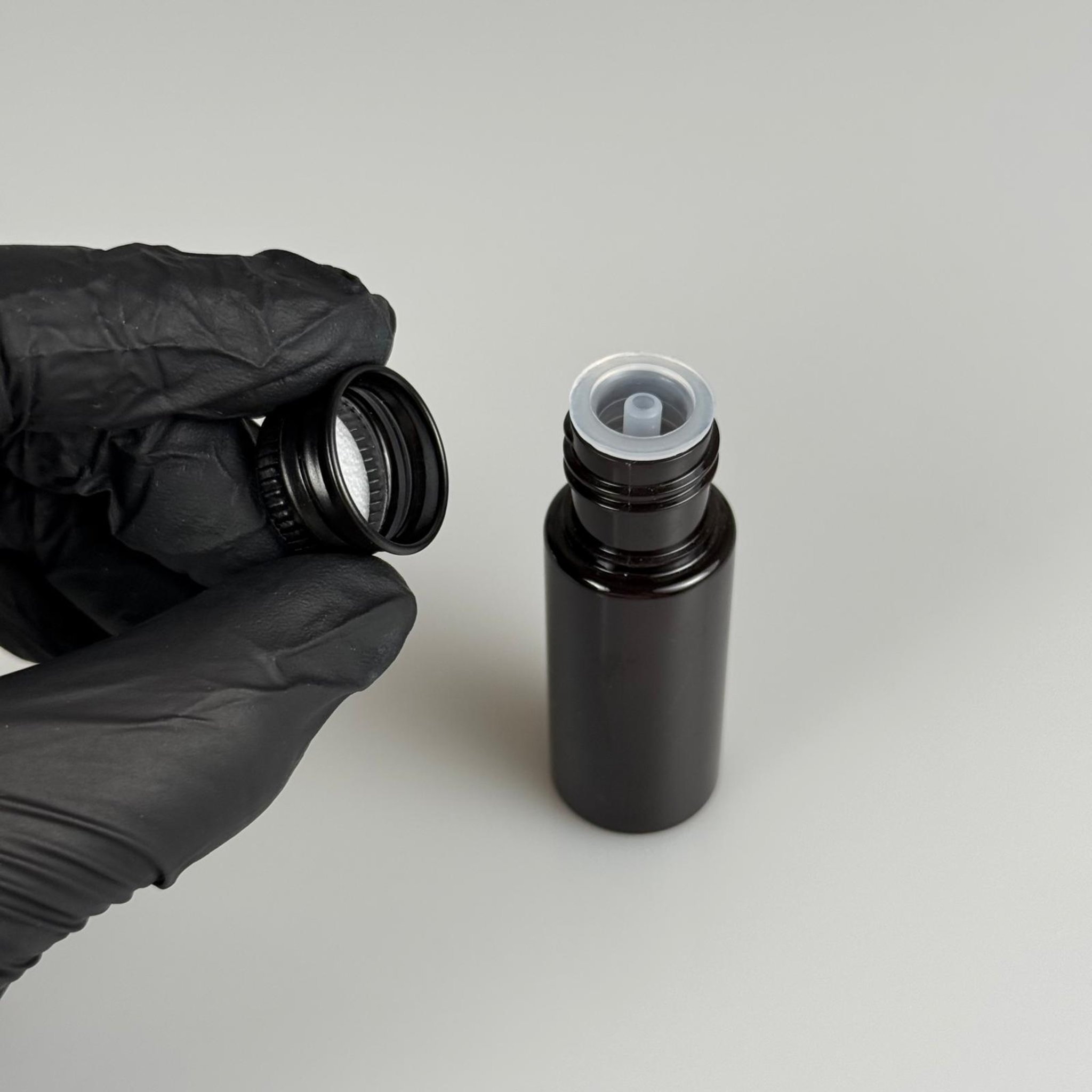 15 CC AMBER SİLİNDİR PET ŞİŞE + KÖPÜK CONTALI SİYAH ALÜMİNYUM METAL KAPAKLI + KOLONYA TIPALI TAKIML - 15 ML KAHVERENGİ PET ŞİŞE