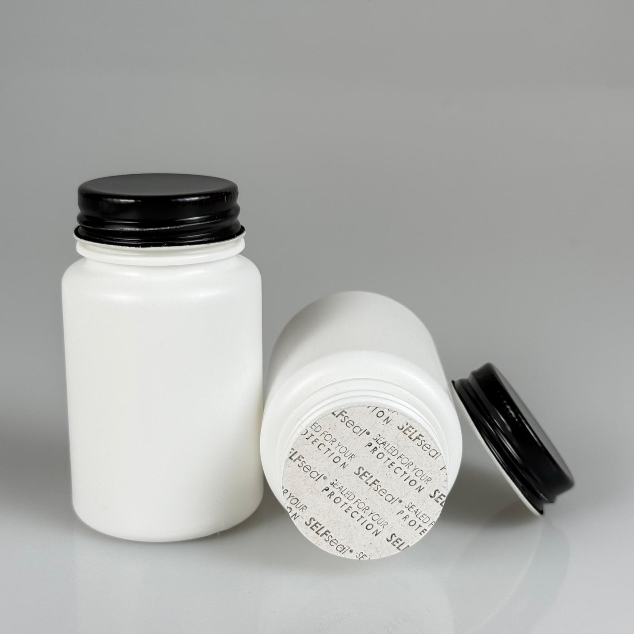100 CC BEYAZ SERT POLİETİLEN ŞİŞE + SİYAH METAL KAPAKLI + KENDİNDEN YAPIŞKANLI KÖPÜK CONTALI - 100 ML POLİETİLEN ŞİŞE