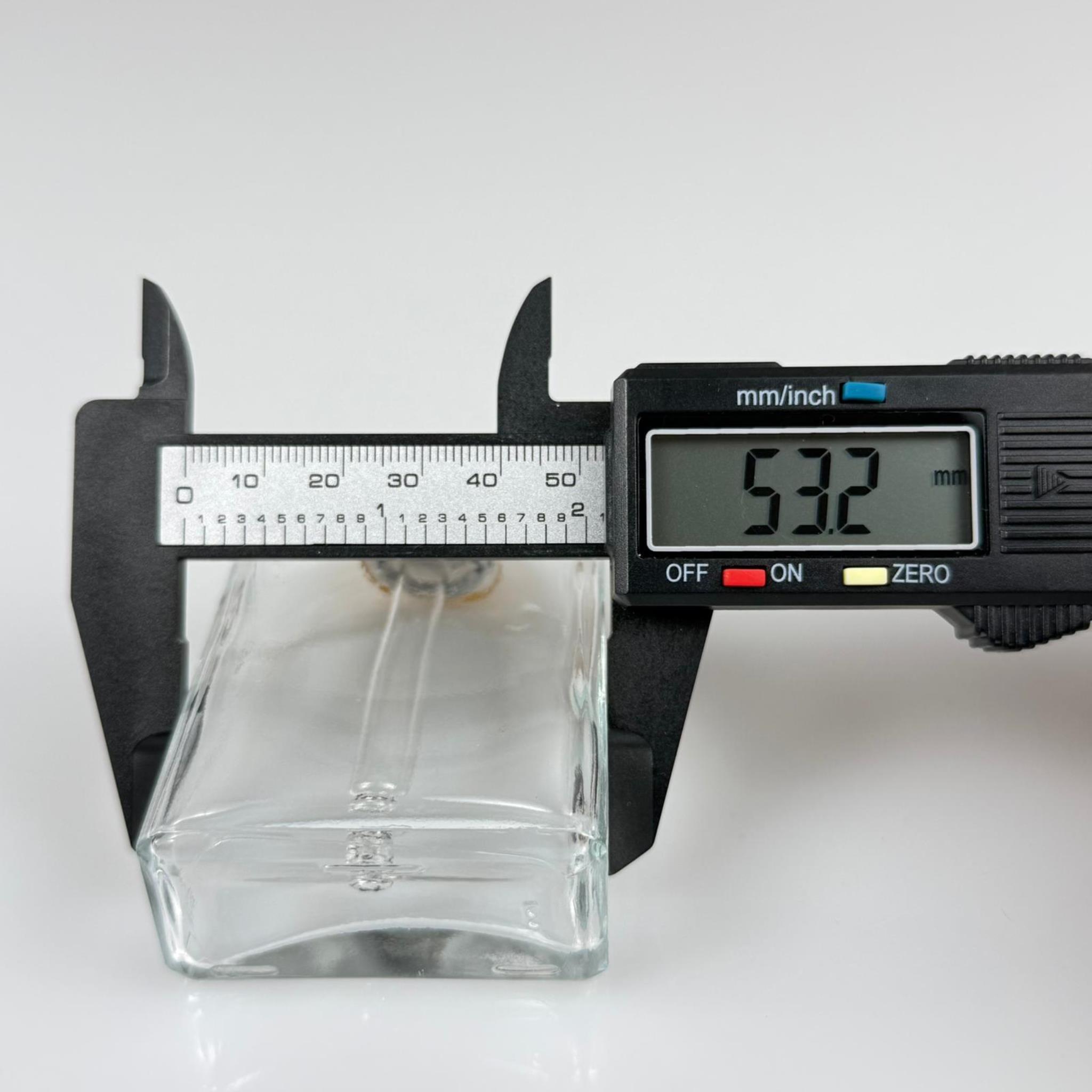 40 CC YASSI DİKDÖRTGEN KÖŞELİ KISA PRESTİJLİ CAM DAMLALIKLI ŞİŞE - SİYAH EMZİK - GOLD METALİK KAPAK - 40 ML CAM DAMLALIKLI ŞİŞE - DAMLALIKLI BOŞ ŞİŞE