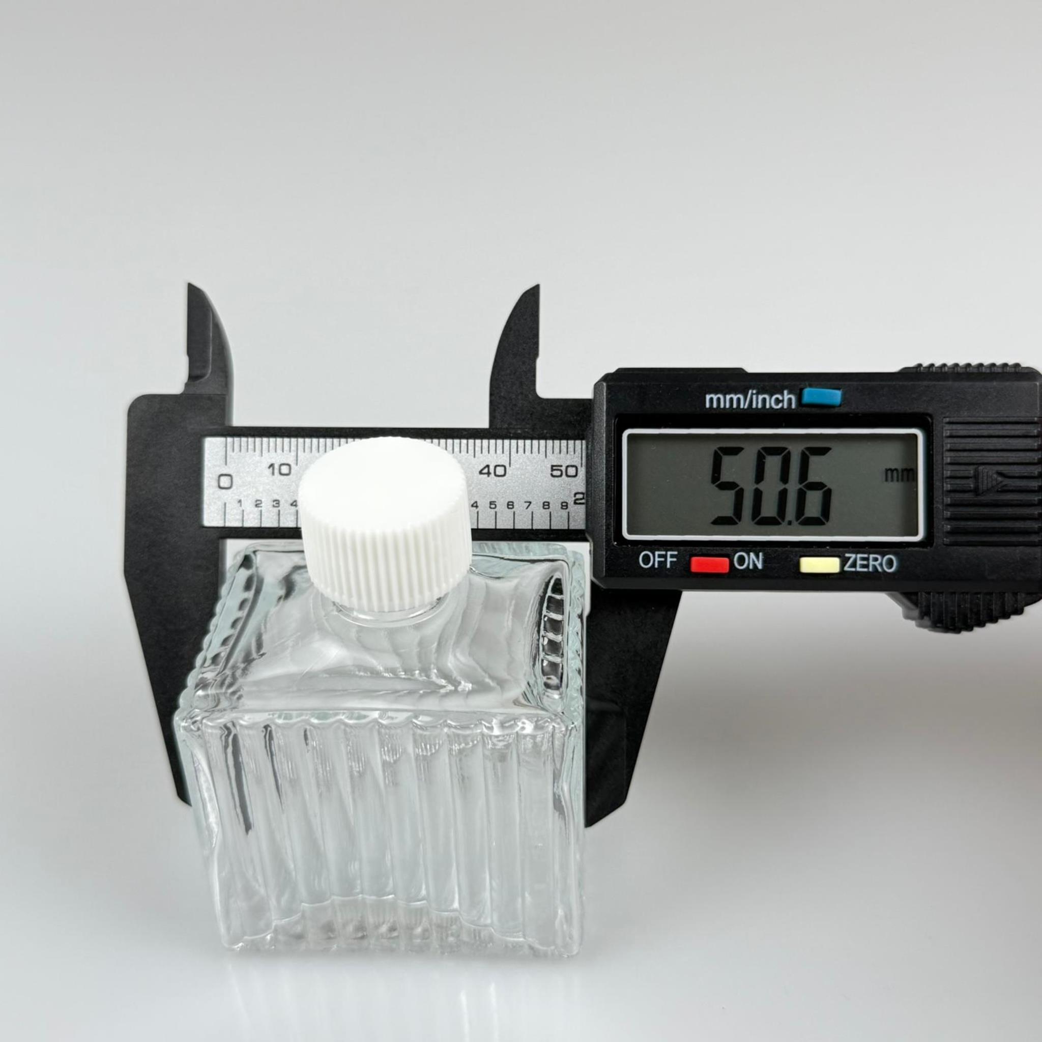 50 CC KÖŞELİ DESENLİ ÇİZGİLİ CAM ŞİŞE - BEYAZ PLASTİK KAPAKLI KOLONYA TIPALI - 50 ML PRESTİJLİ ŞİŞE