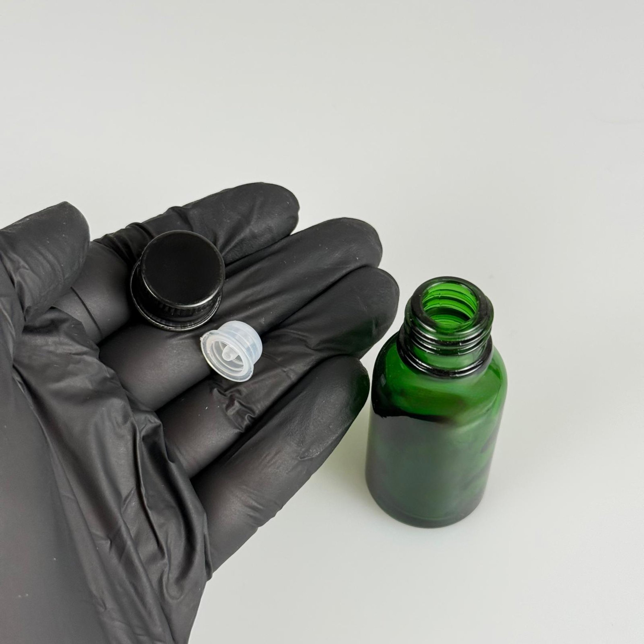 15 CC YEŞİL CAM ŞİŞE + KÖPÜK CONTALI SİYAH ALÜMİNYUM METAL KAPAKLI + KOLONYA TIPALI TAKIM - 15 ML YEŞİL CAM ŞİŞE