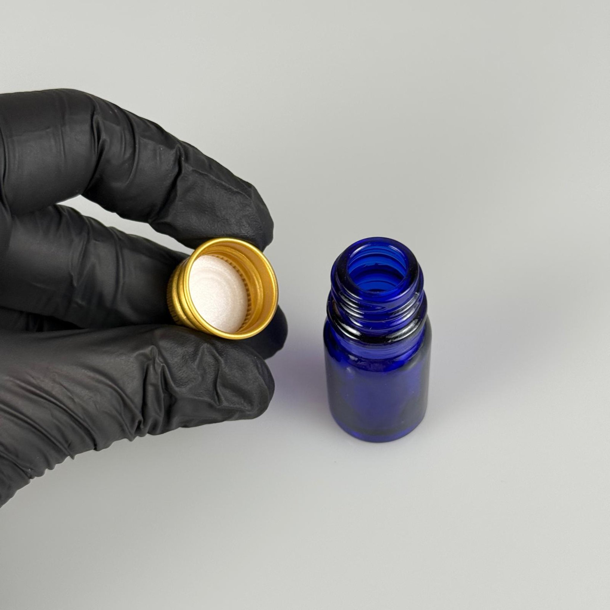 5 CC MAVİ CAM ŞİŞE + KÖPÜK CONTALI GOLD ALÜMİNYUM METAL KAPAKLI TAKIM - 5 ML MAVİ CAM ŞİŞE