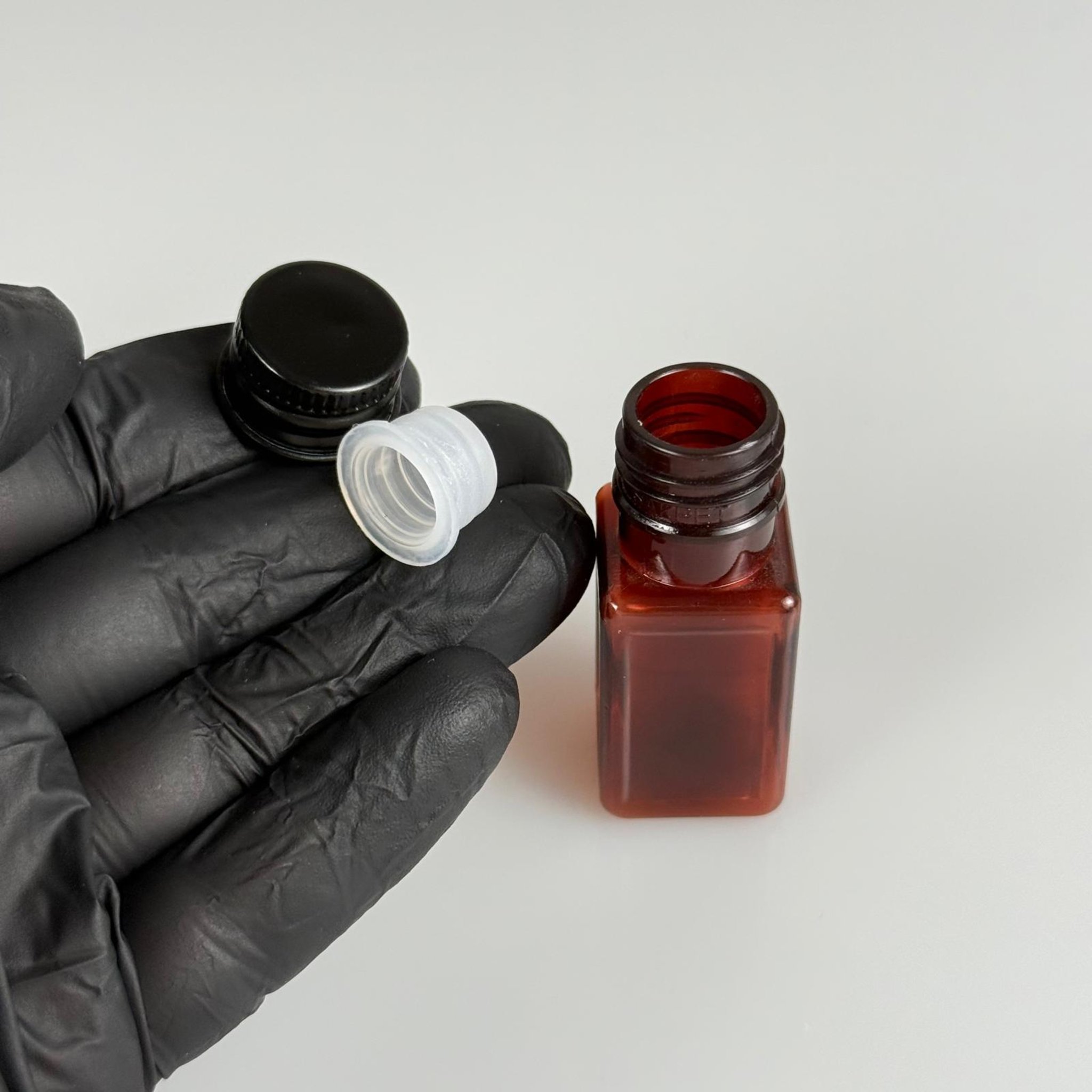 10 CC AMBER KARE PET SHOT ŞİŞE - KÖPÜK CONTALI SİYAH ALÜMİNYUM METAL KAPAKLI + KÖR TIPALI TAKIM - 10 ML KAHVERENGİ PLASTİK ŞİŞE