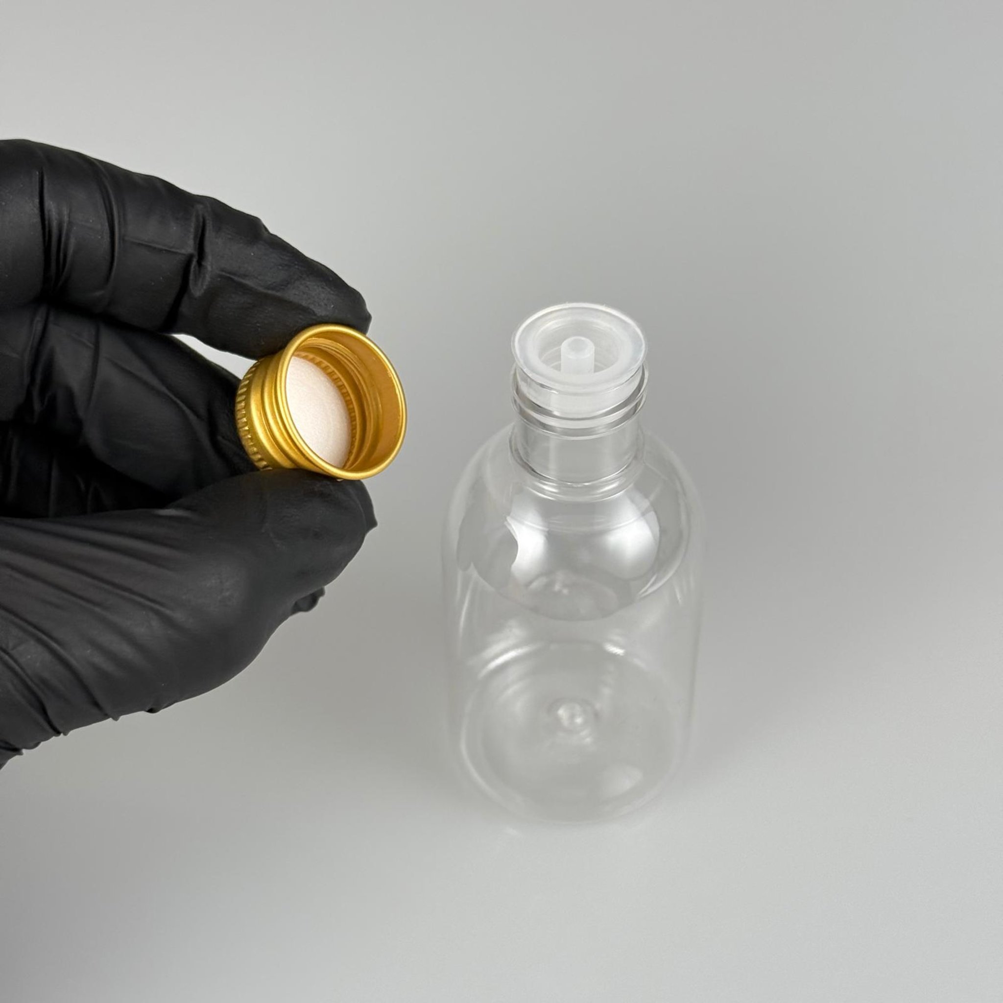 50  CC BUKLET PET ŞİŞE + KÖPÜK CONTALI GOLD ALÜMİNYUM METAL KAPAKLI + DAMLALIKLI KOLONYA TIPALI TAKIM - 50 ML PLASTİK ŞİŞE