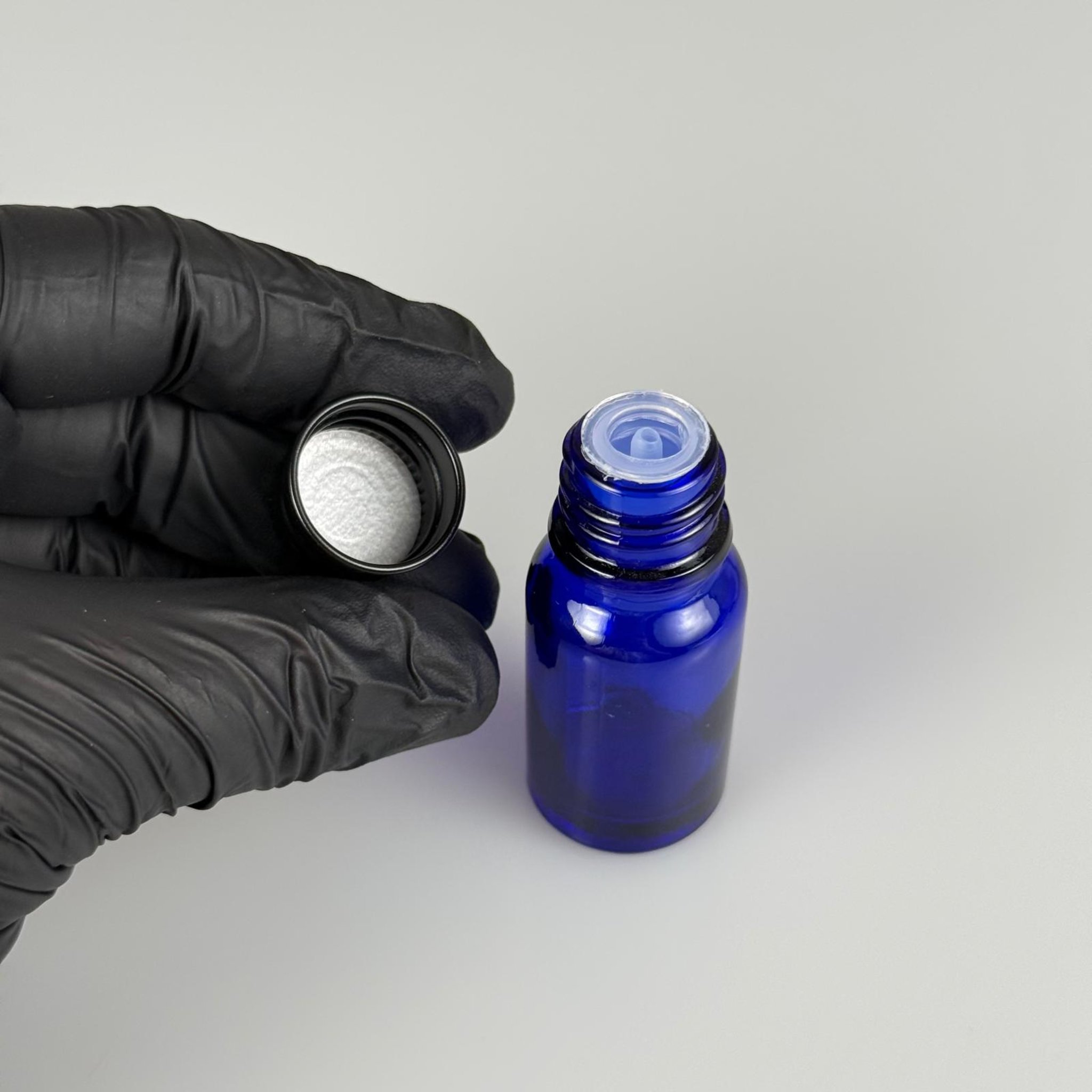 10 CC MAVİ CAM ŞİŞE + KÖPÜK CONTALI SİYAH ALÜMİNYUM METAL KAPAKLI + DAMLALIKLI KOLONYA TIPALI TAKIM - 10 ML MAVİ CAM ŞİŞE