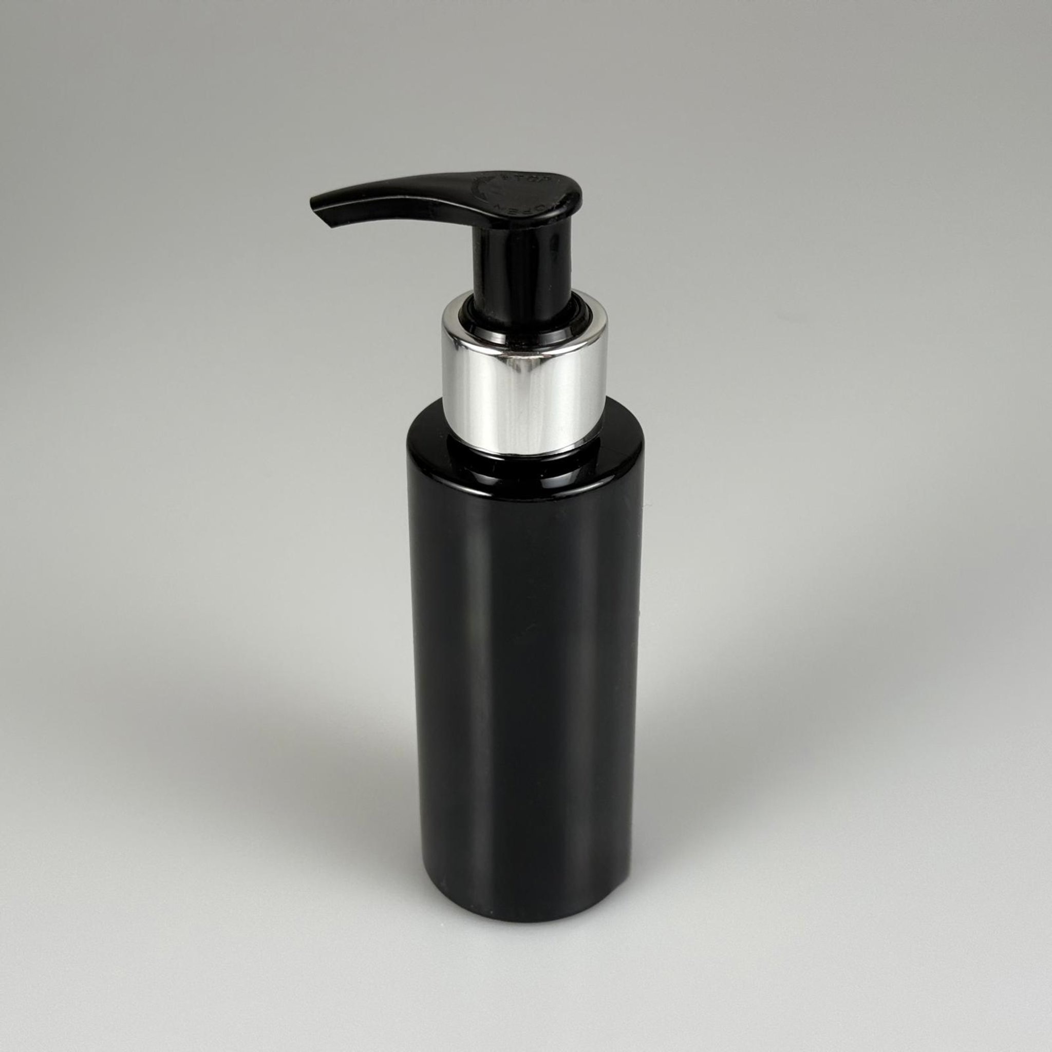 100 CC SİLİNDİR KESKİN KÜT MODEL SERT PET ŞİŞE - GÜMÜŞ POMPALI ( ÜSTÜ SİYAH ) - JEL, PEELING, SERUM, GÜNEŞ KREMİ GİBİ YOĞUN KIVAMLI SIVILAR İÇİN- AĞIZ ÇAPI 24 MM - SİYAH