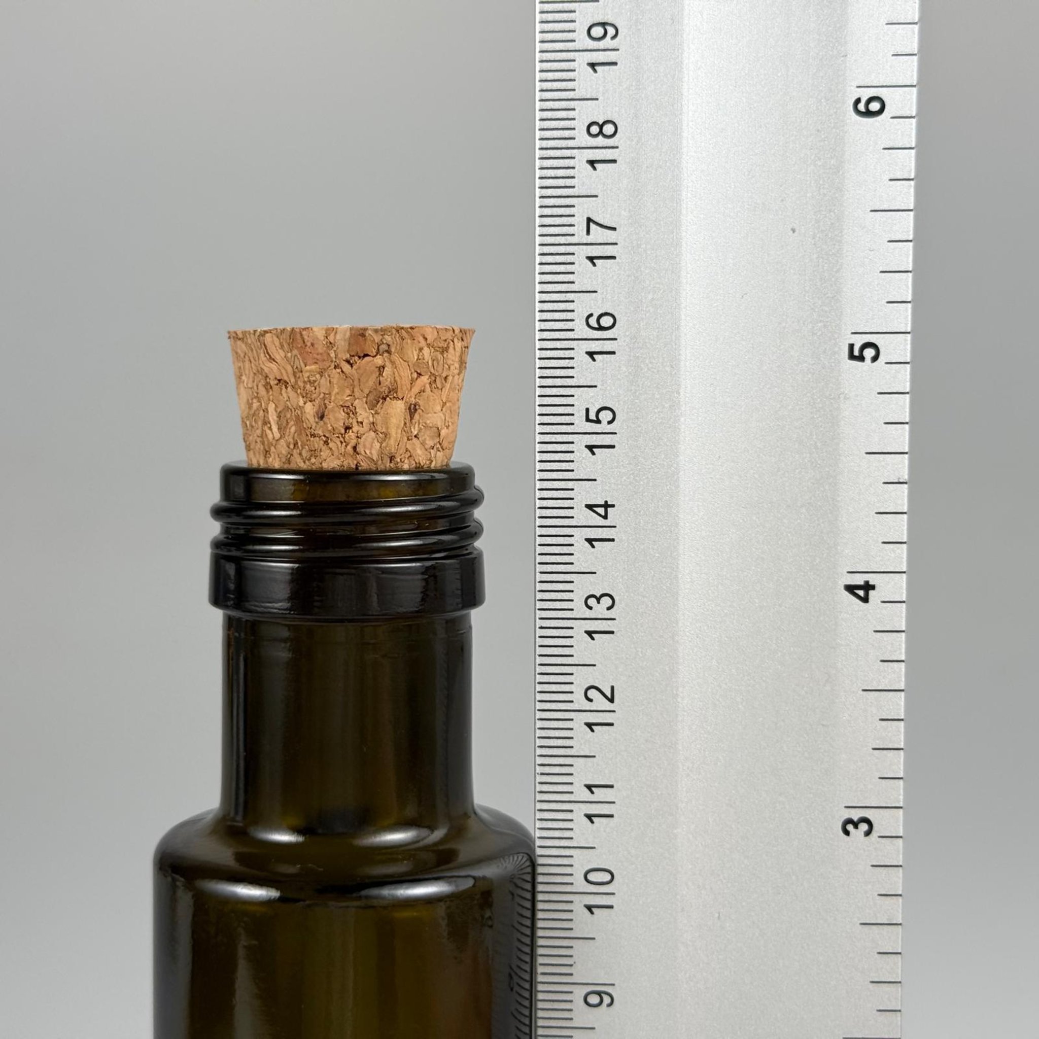 100 CC DORİKA CAM ŞİŞE KOYU YEŞİL (31 MM AĞIZ) - MANTAR TIPALI - 100 ML SİLİNDİR DORİCA YAĞ VE SOS ŞİŞELERİ