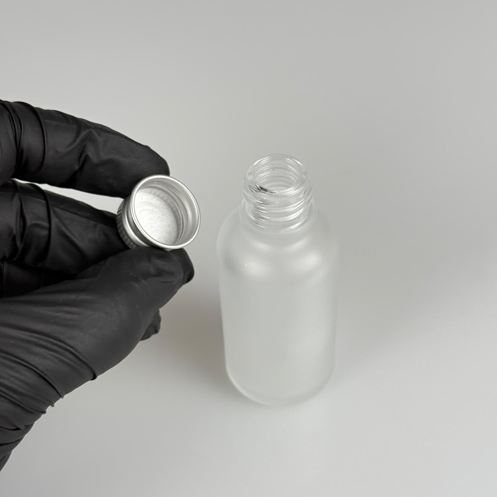 30 CC BUZLU CAM ŞİŞE + KÖPÜK CONTALI GÜMÜŞ ALÜMİNYUM METAL KAPAKLI TAKIM - 30 ML BUZLU CAM ŞİŞE