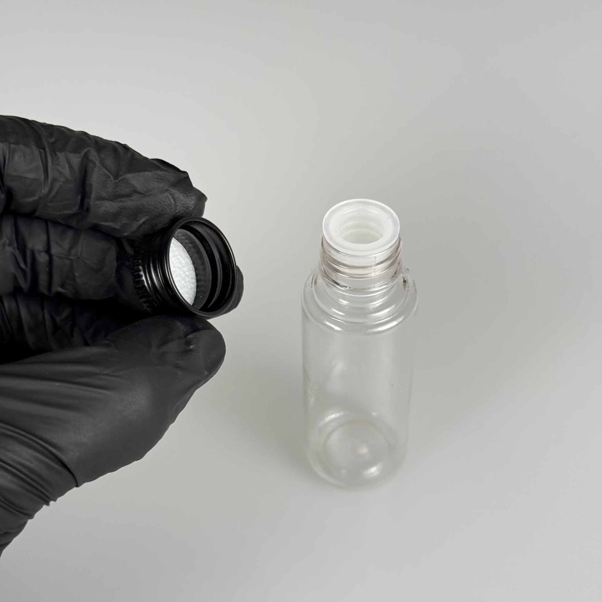 30 CC ŞEFFAF PET SHOT ŞİŞE - KÖPÜK CONTALI SİYAH ALÜMİNYUM METAL KAPAKLI + KÖR TIPALI TAKIM - 30 ML PLASTİK ŞİŞE