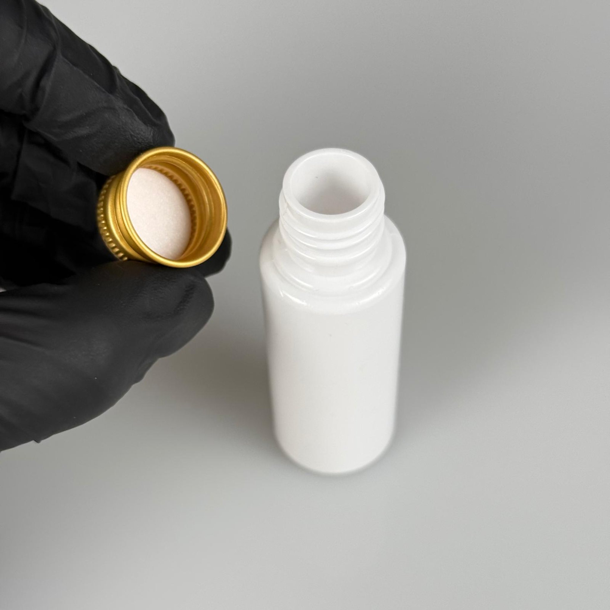 30 CC BEYAZ PET SHOT ŞİŞE - KÖPÜK CONTALI GOLD ALÜMİNYUM METAL KAPAKLI TAKIM - 30 ML PLASTİK ŞİŞE