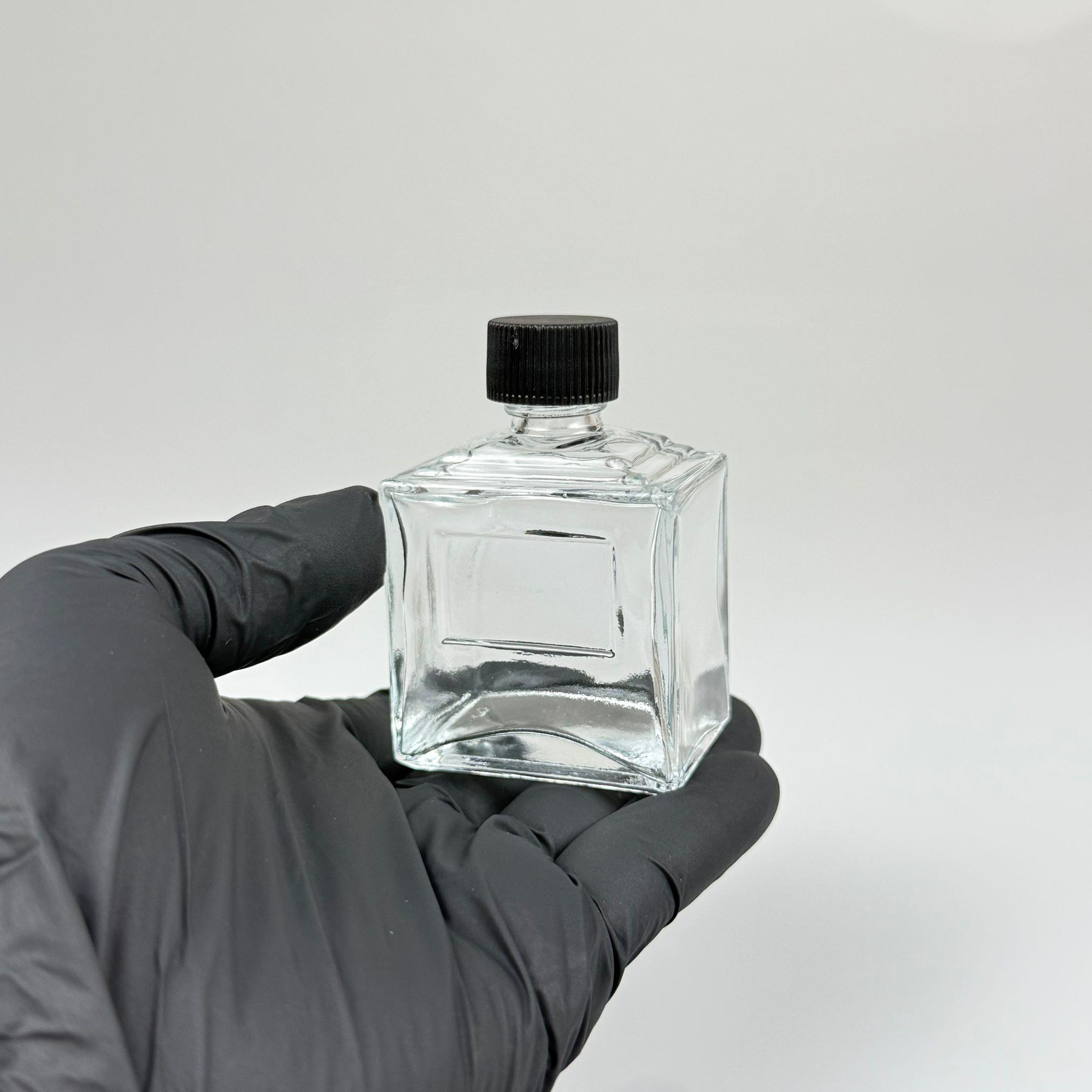50 CC KÖŞELİ PRİZMA CAM ŞİŞE - SİYAH PLASTİK KAPAKLI - 50 ML PRESTİJLİ ŞİŞE