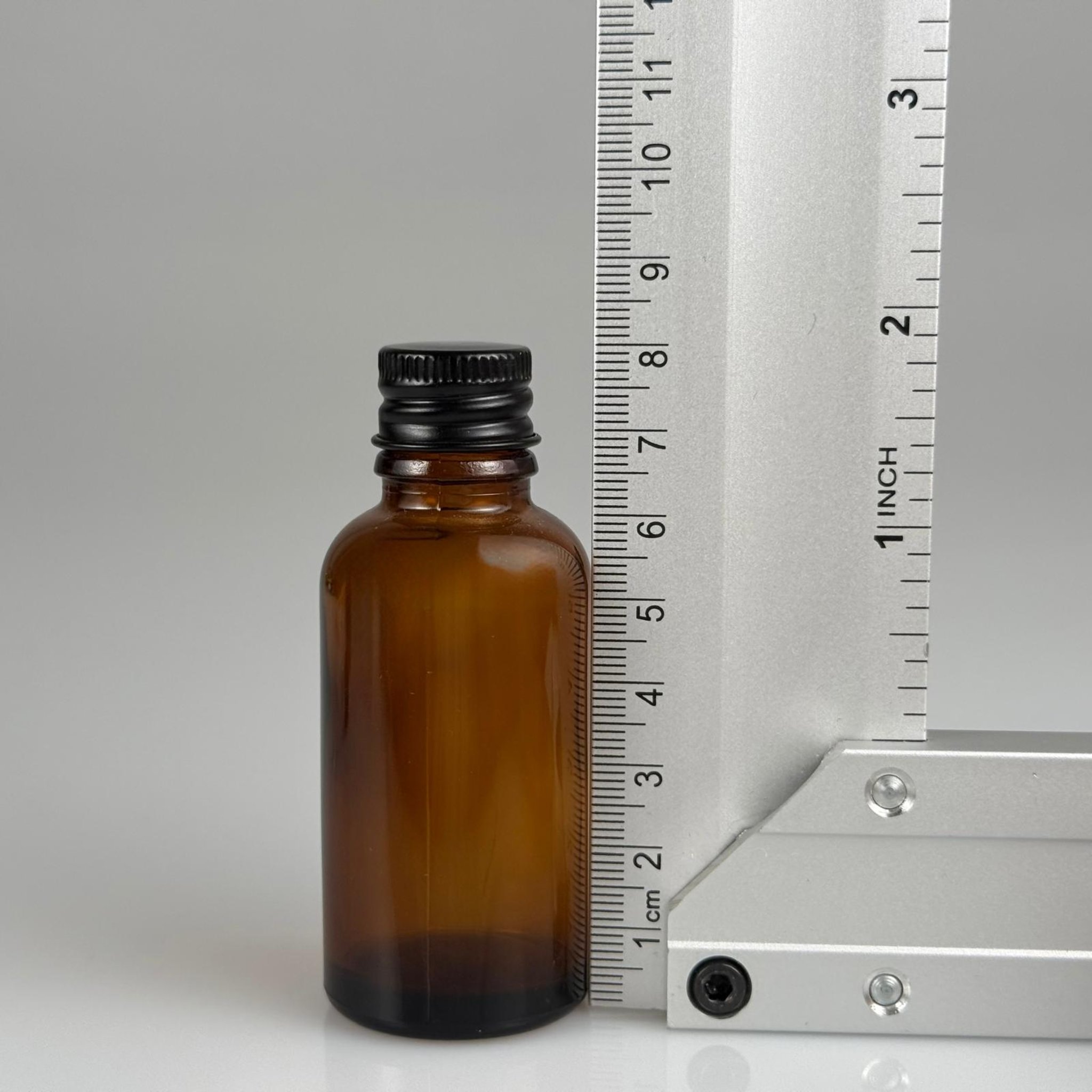 30 CC AMBER CAM ŞİŞE + KÖPÜK CONTALI SİYAH ALÜMİNYUM METAL KAPAKLI + KÖR TIPALI TAKIM - 30 ML KAHVERENGİ CAM ŞİŞE