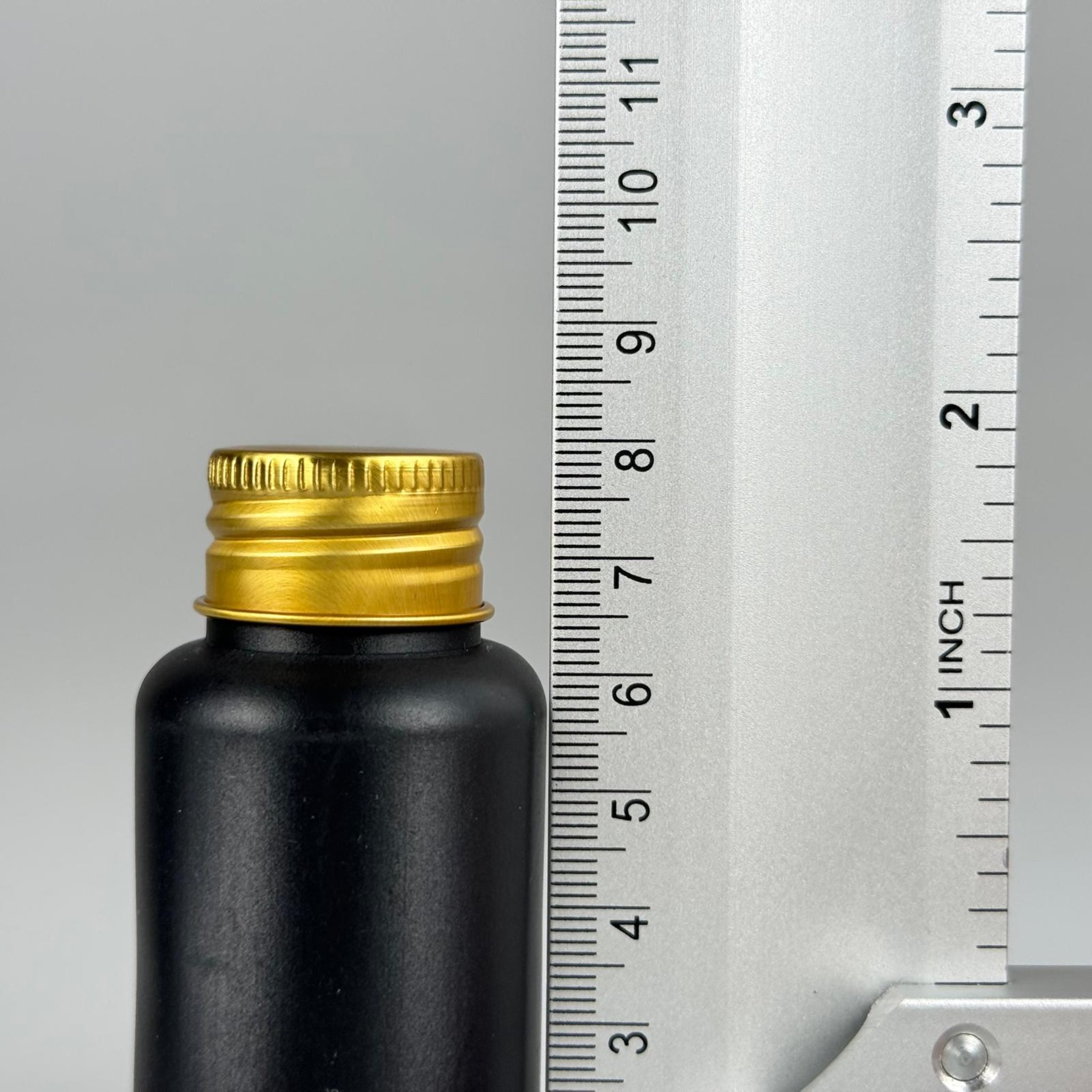50 CC SİYAH POLİETİLEN PLASTİK ASETON ŞİŞESİ ( 24 AĞIZ ) + KÖPÜK CONTALI GOLD METAL ALÜMİNYUM KAPAK TAKIM - 50 ML KAPAKLI SİYAH PLASTİK ŞİŞELER