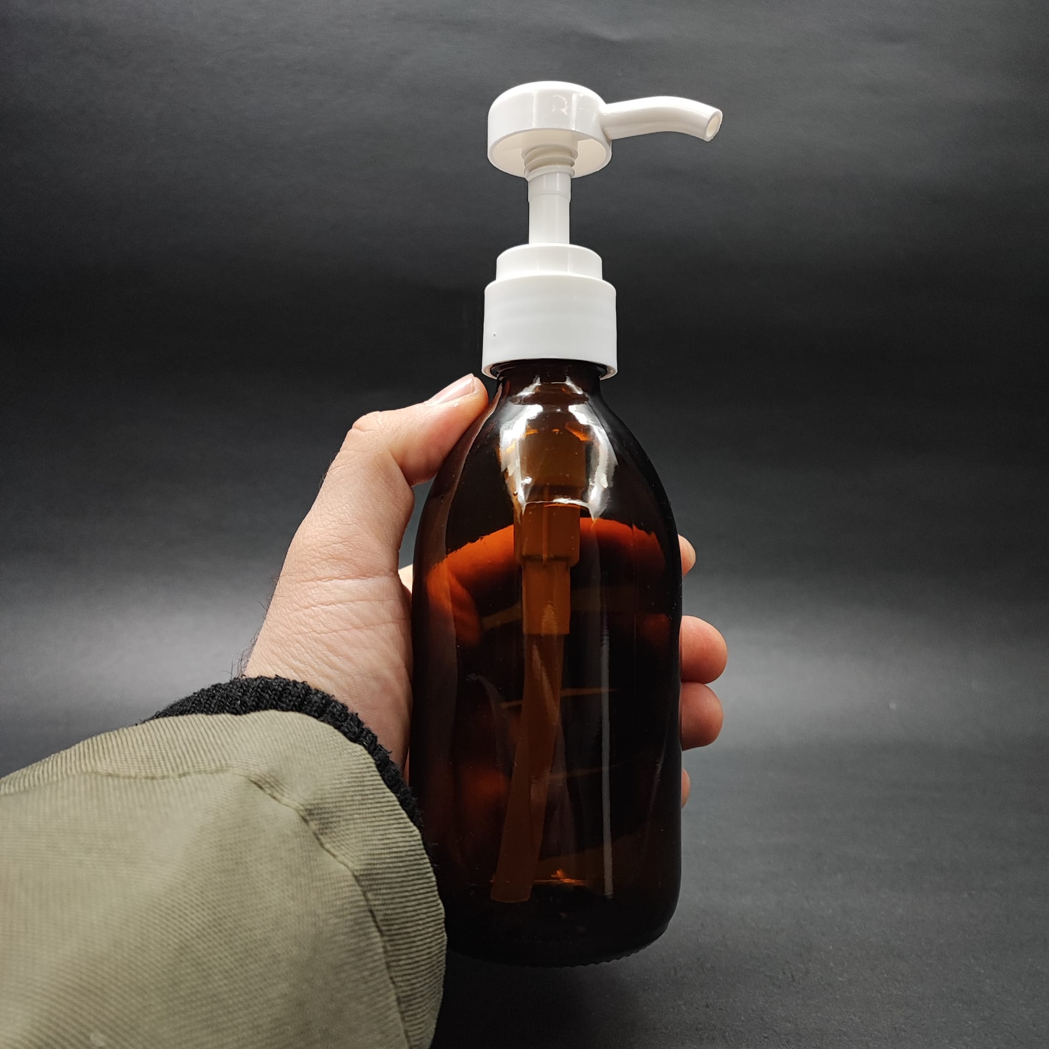 250 CC AMBER CAM ŞİŞE - BEYAZ DOZAJ POMPALI (HER BASMADA 4 CC SIVI ATAR) - 250 ML POMPALI ŞİŞE - ŞURUP, ŞAMPUAN, KREM GİBİ YOĞUN KIVAMLI SIVILARDA KULLANILIR