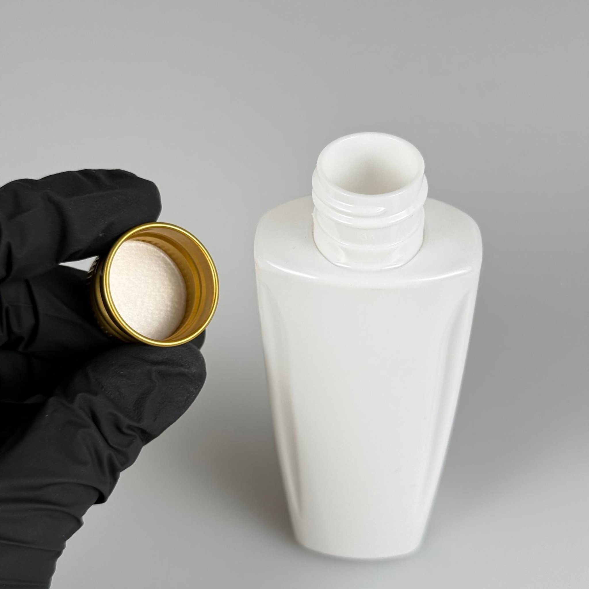 100 CC BEYAZ SERT PET ŞİŞE (LOREAL PARİS MODEL) 24 AĞIZ + KÖPÜK CONTALI GOLD METAL ALÜMİNYUM KAPAK TAKIM - 100 ML KAPAKLI KOZMETİK PLASTİK ŞİŞELER
