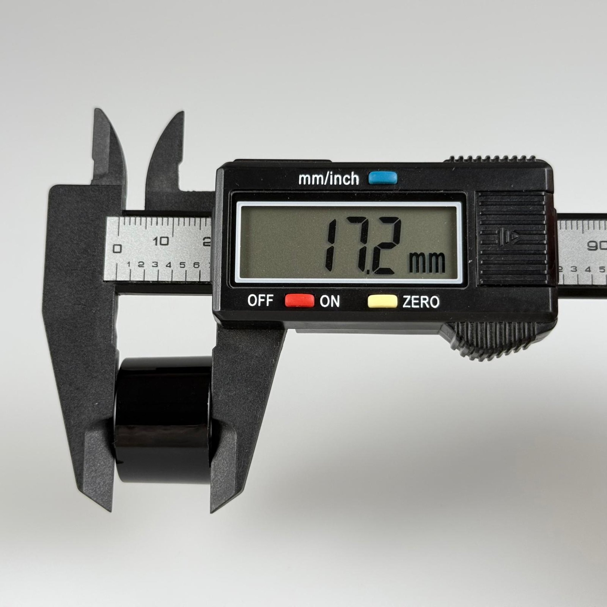 20 MM DELİKLİ SİYAH KAPAK