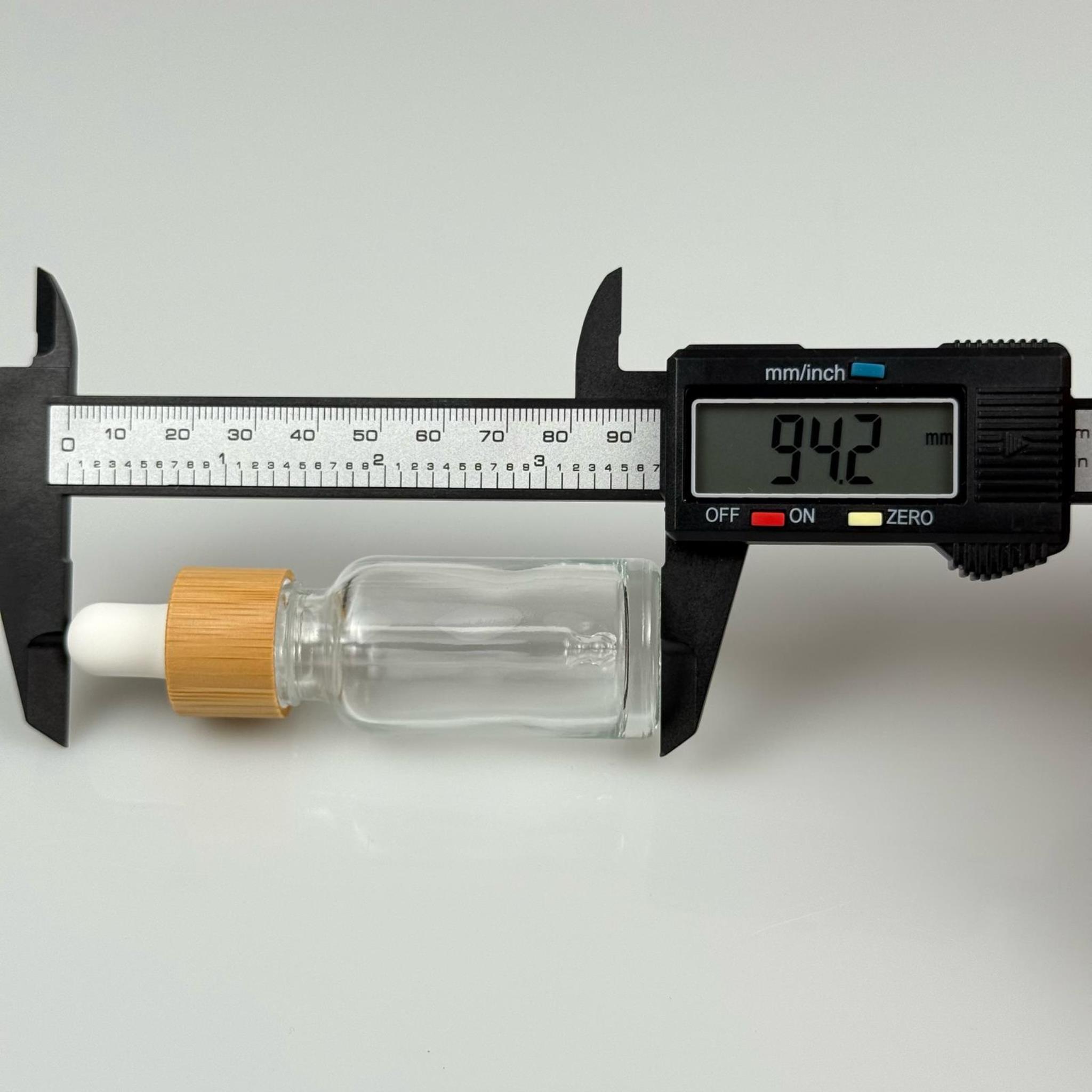 20 CC ŞEFFAF CAM DAMLALIKLI ŞİŞE - BEYAZ EMZİK - BAMBU AHŞAP KAPAK - 20 ML BAMBU KAPAKLI CAM DAMLALIKLI ŞİŞE