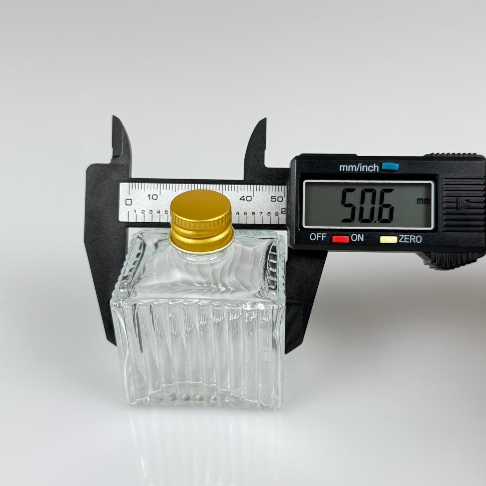 50 CC KÖŞELİ DESENLİ ÇİZGİLİ CAM ŞİŞE - GOLD METAL KAPAKLI - 50 ML PRESTİJLİ ŞİŞE