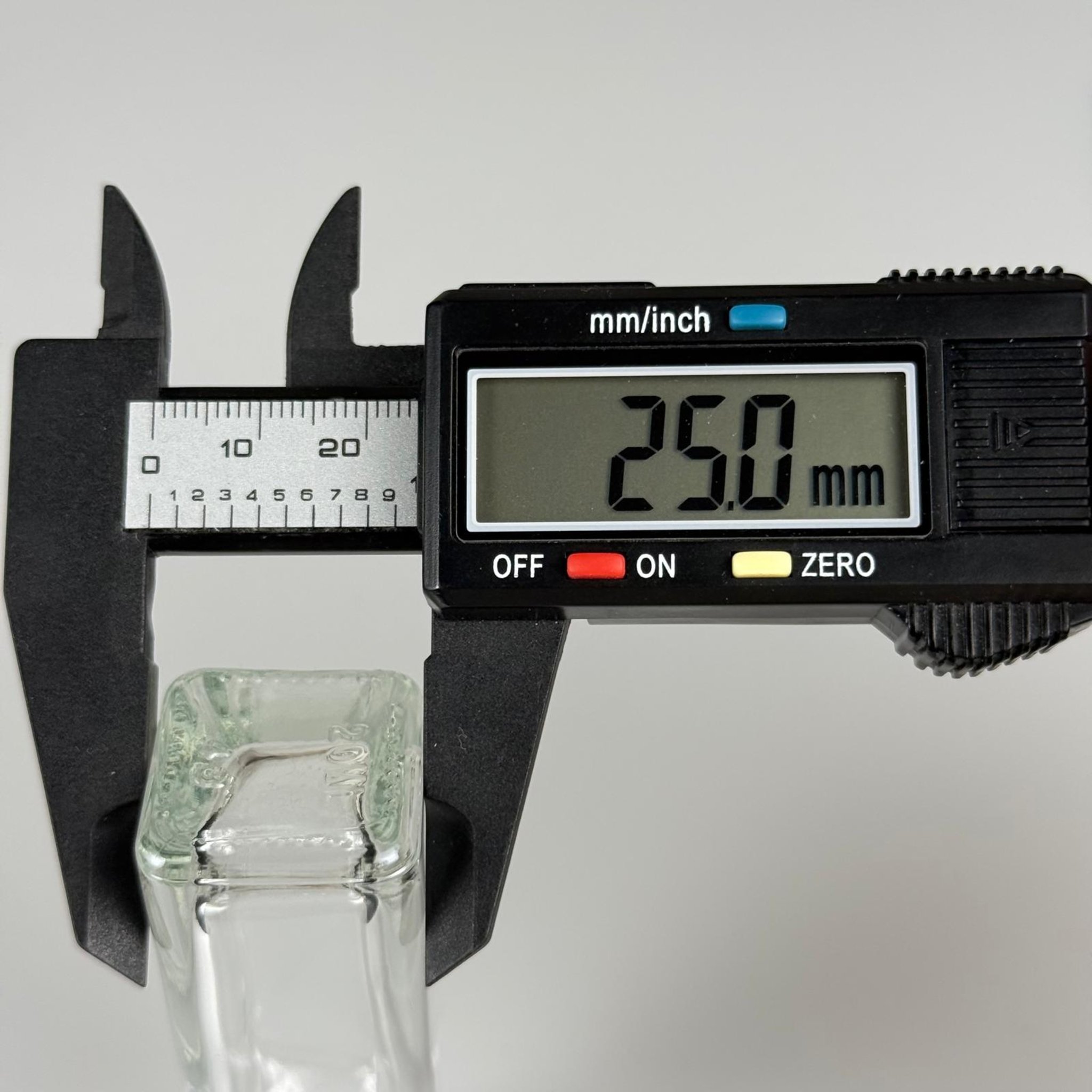 20 CC MARASKA KÖŞELİ CAM ŞİŞE + SİYAH ALÜMİNYUM METAL KAPAKLI TAKIM - 20 ML SOS ŞİŞESİ