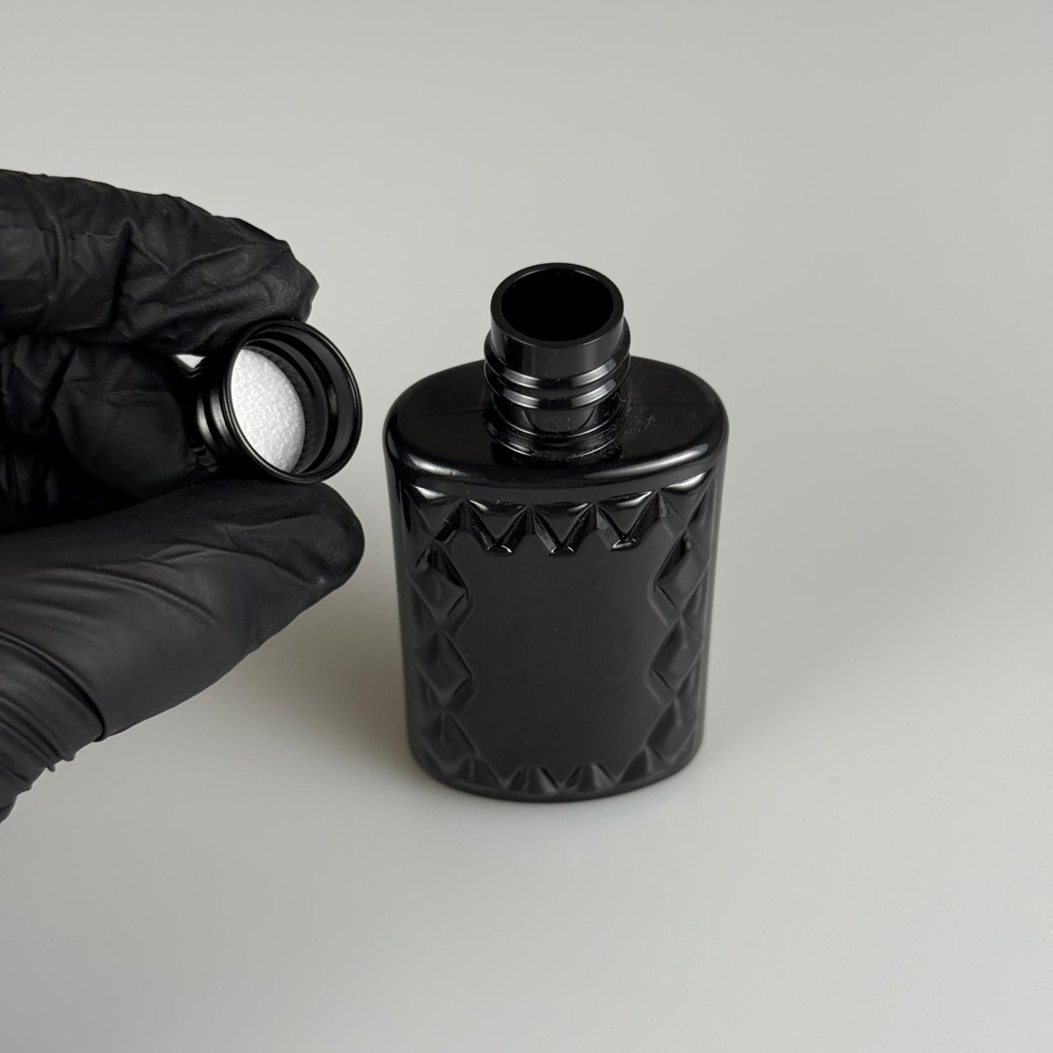 50 CC KÖŞELİ BEYAZ PET ŞİŞE + KÖPÜK CONTALI SİYAH ALÜMİNYUM METAL KAPAKLI TAKIM - 50 ML PET ŞİŞE