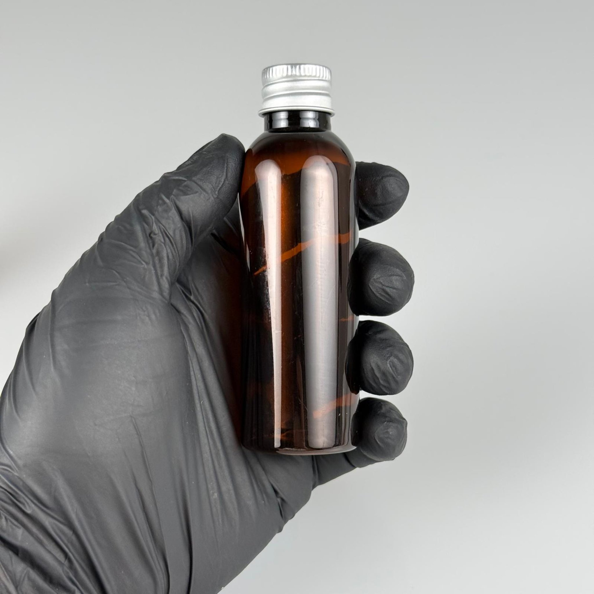 50 CC AMBER SİLİNDİR UZUN MODEL PET ŞİŞE + KÖPÜK CONTALI GÜMÜŞ ALÜMİNYUM METAL KAPAKLI TAKIM - 50 ML KAHVERENGİ PLASTİK ŞİŞE