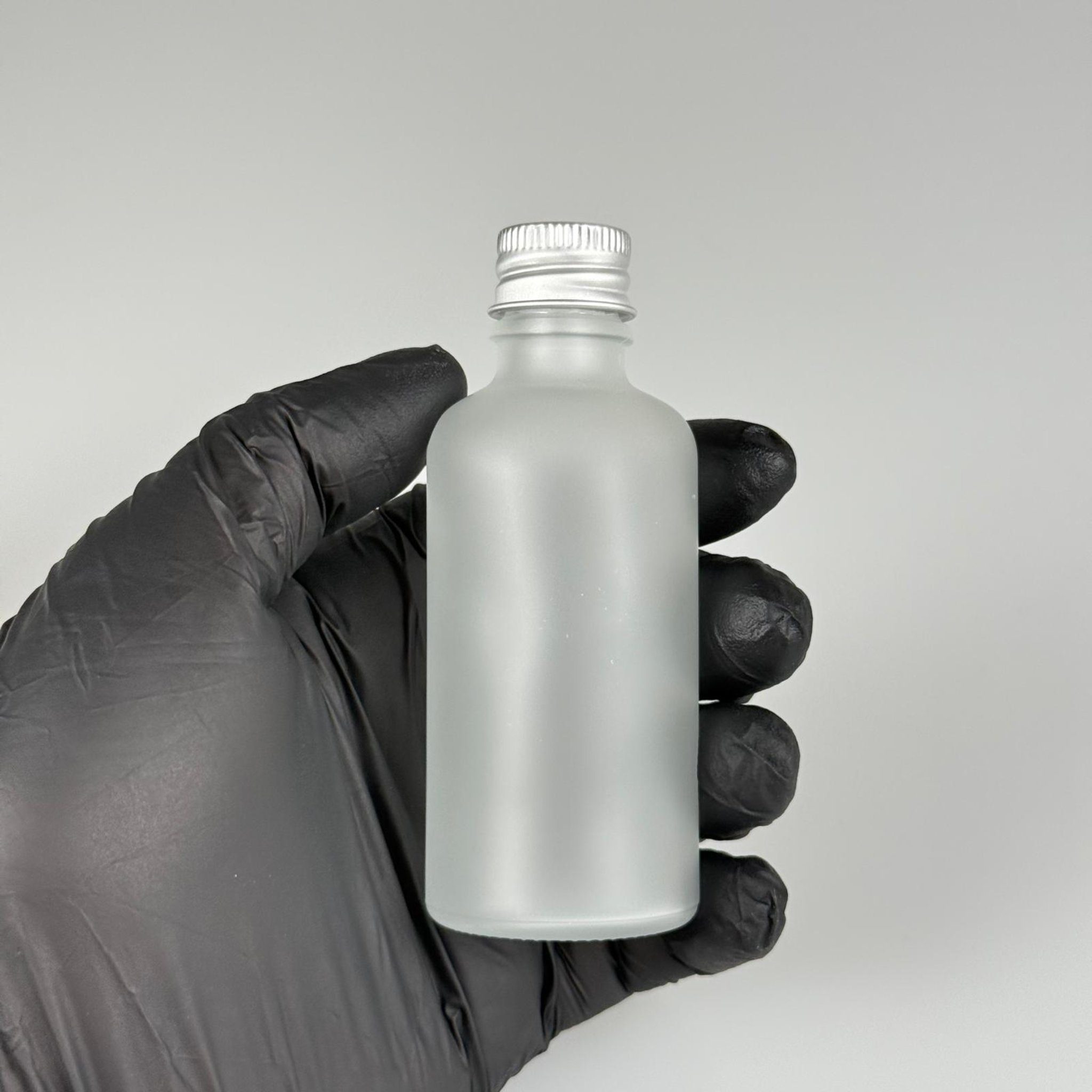 50 CC BUZLU CAM ŞİŞE + KÖPÜK CONTALI GÜMÜŞ ALÜMİNYUM METAL KAPAKLI + KÖR TIPALI TAKIM - 50 ML BUZLU CAM ŞİŞE