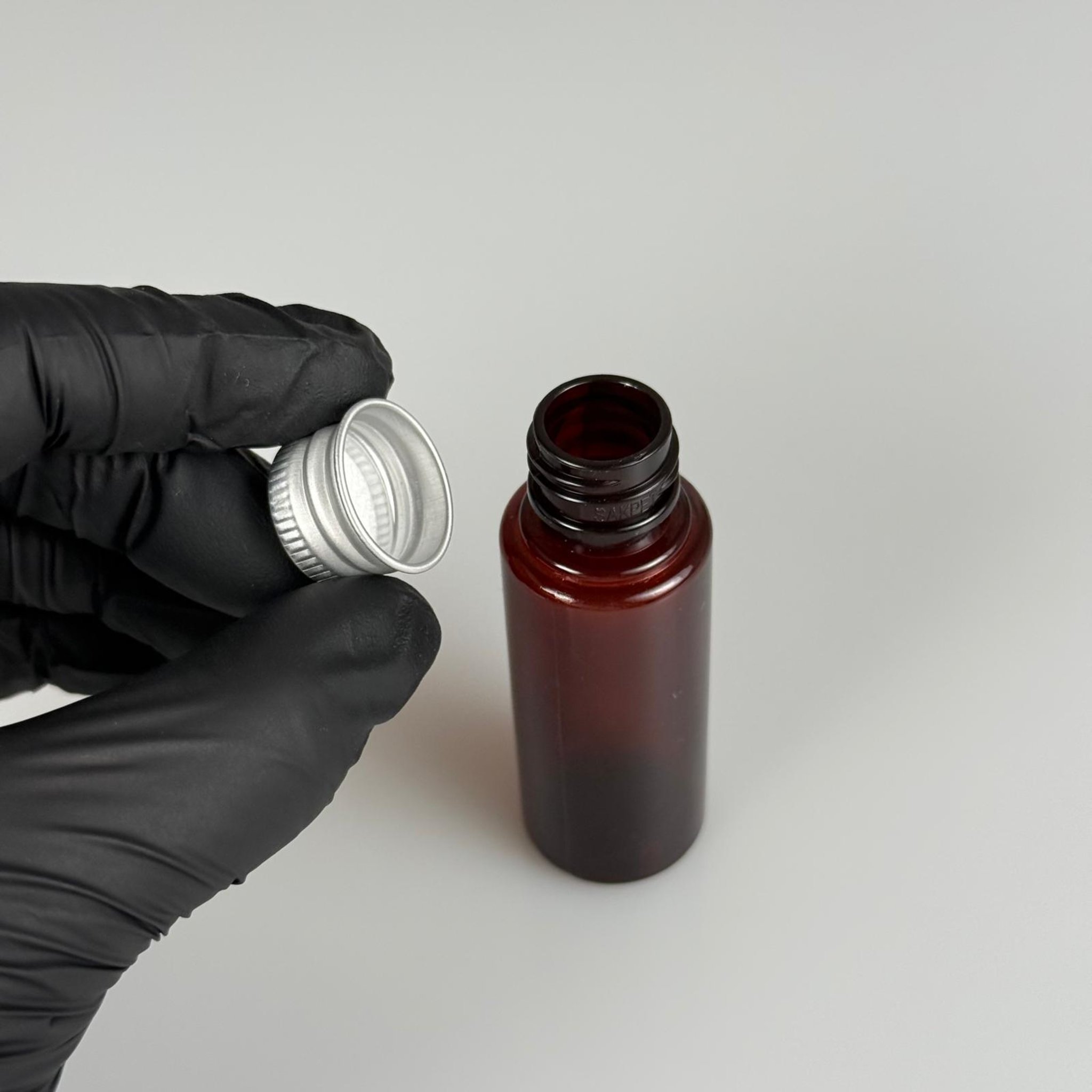 30 CC PET AMBER SHOT ŞİŞE - KÖPÜK CONTALI GÜMÜŞ ALÜMİNYUM METAL KAPAKLI TAKIM - 30 ML KAHVERENGİ PLASTİK ŞİŞE