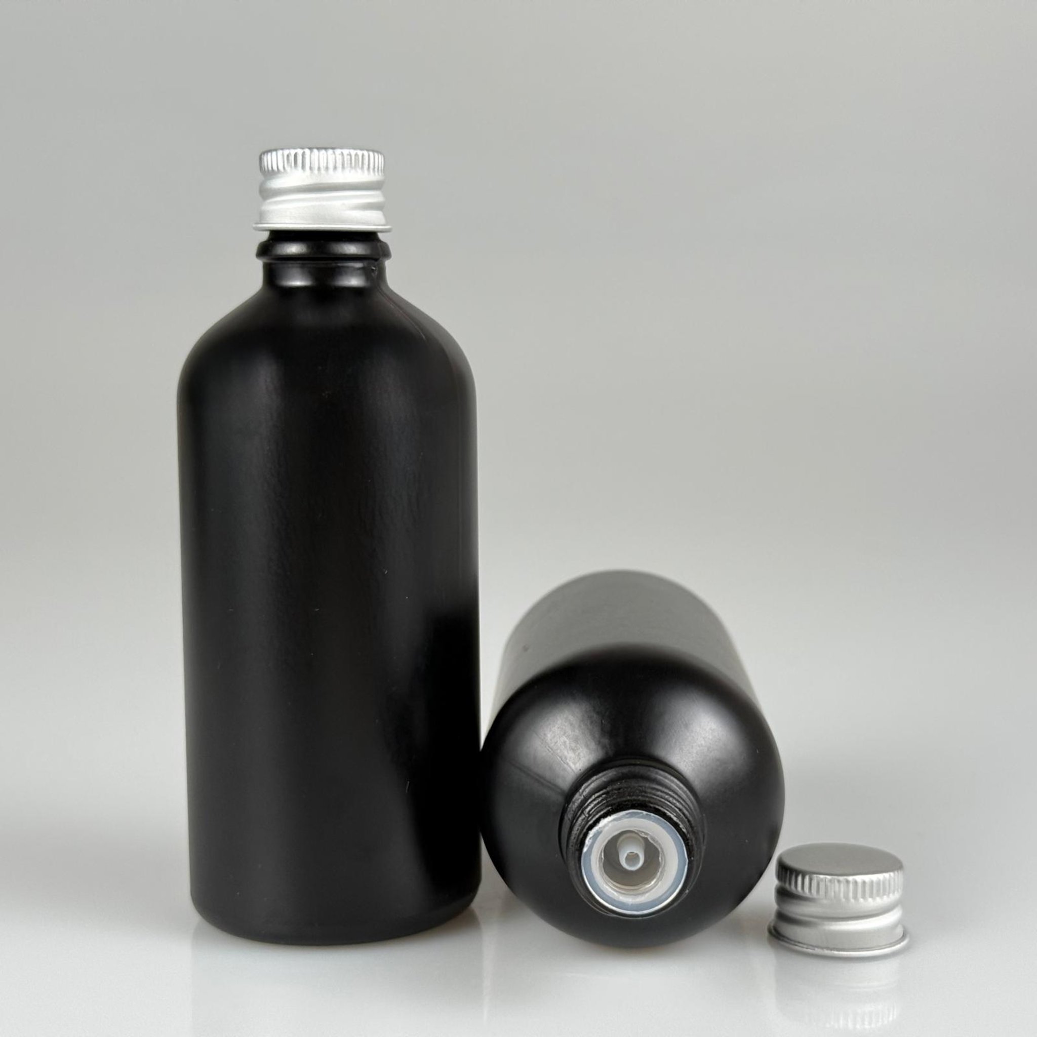 100 CC MAT SİYAH CAM ŞİŞE + KÖPÜK CONTALI GÜMÜŞ ALÜMİNYUM METAL KAPAKLI + DAMLALIKLI KOLONYA TIPALI TAKIM - 100 ML MAT SİYAH CAM ŞİŞE