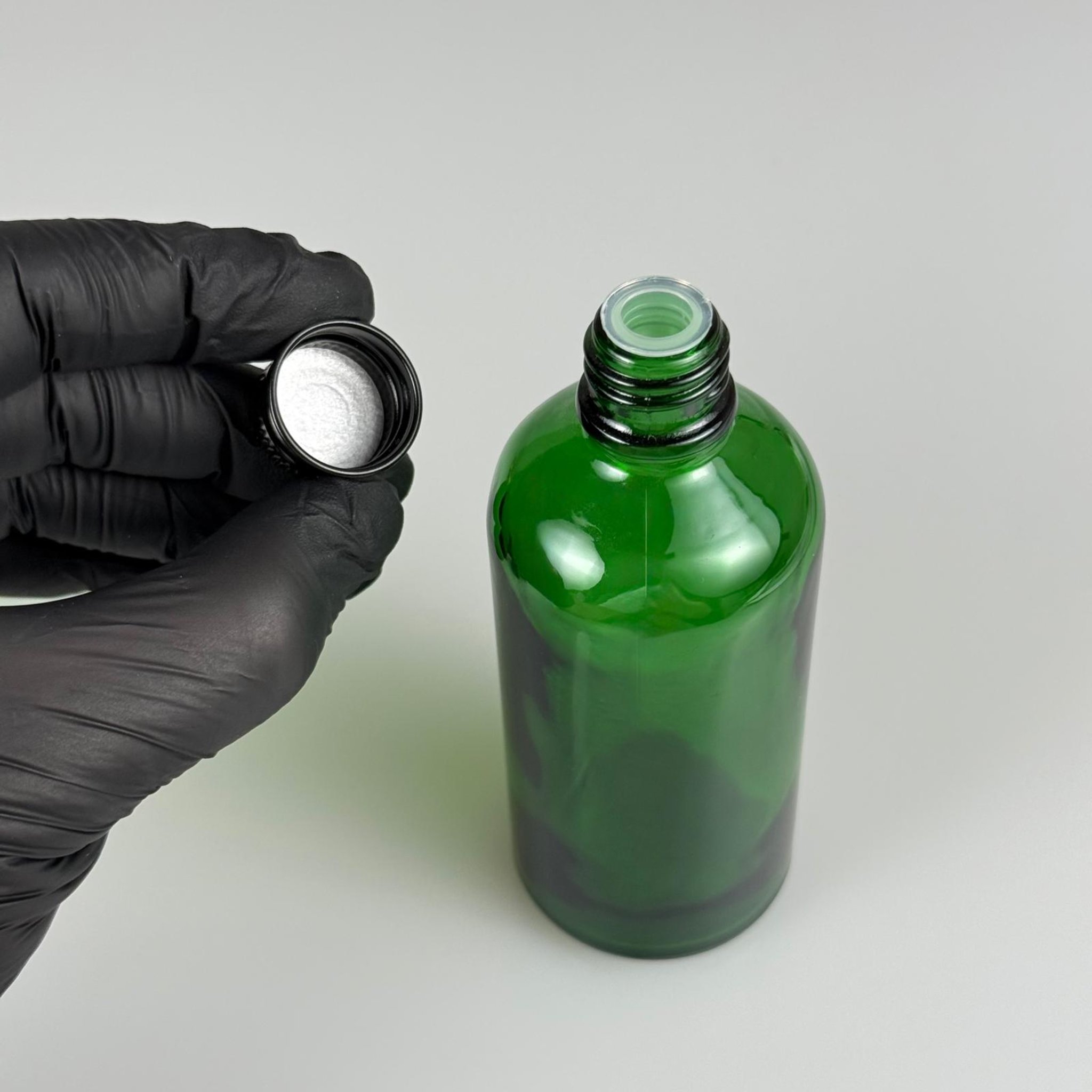 100 CC YEŞİL CAM ŞİŞE + KÖPÜK CONTALI SİYAH ALÜMİNYUM METAL KAPAKLI + KÖR TIPALI TAKIM - 100 ML YEŞİL CAM ŞİŞE