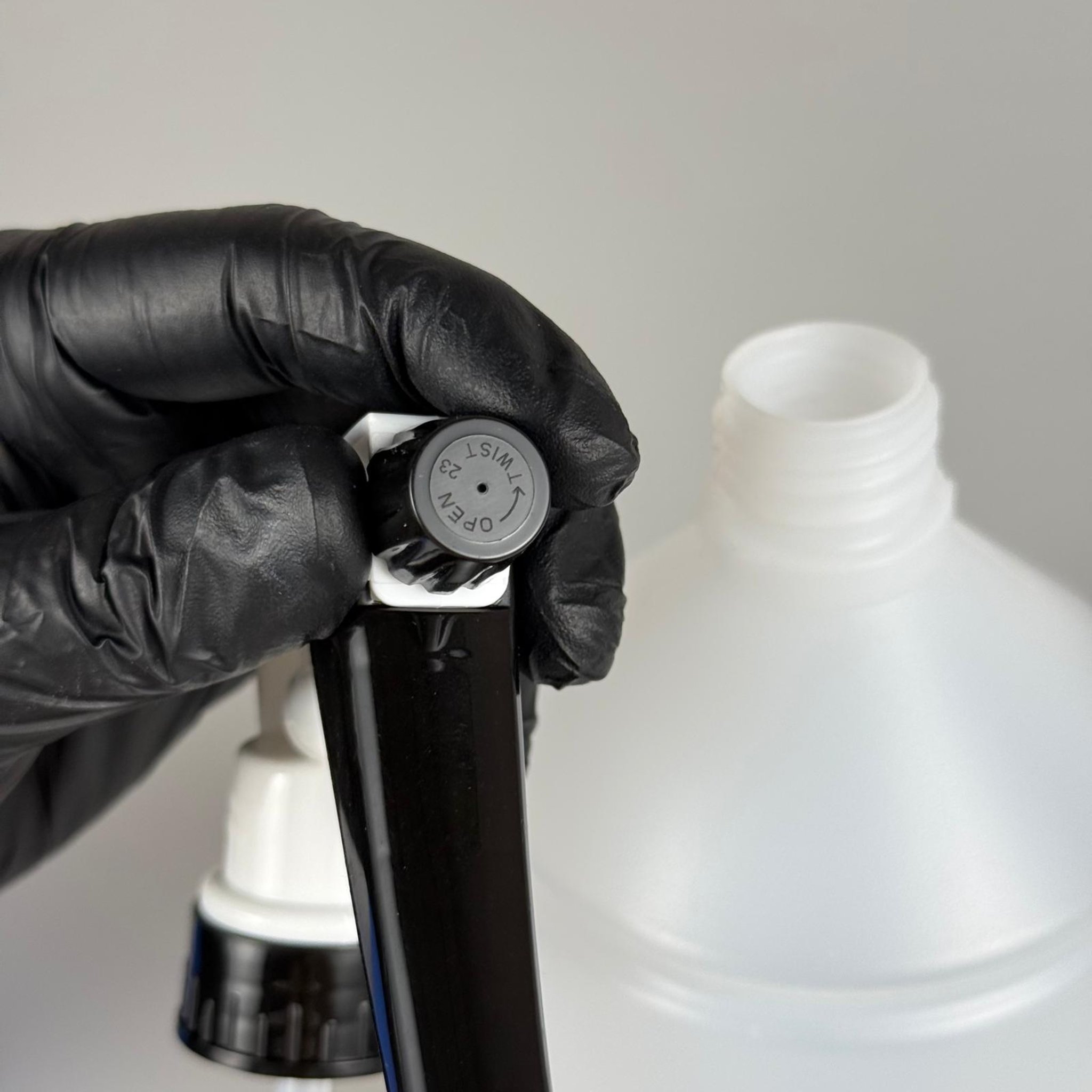 1000 CC TİNER ŞİŞESİ - BÜYÜK SİYAH BEYAZ DOZAJLI KİMYASALA DAYANIKLI TRİGER TETİK SPREYLİ - 1000 ML KİMYASALA DAYANIKLI PLASTİK ŞİŞE - 1 LT POLİETİLEN ŞİŞE - TOMBUL OTO TEMİZLİK ŞİŞESİ