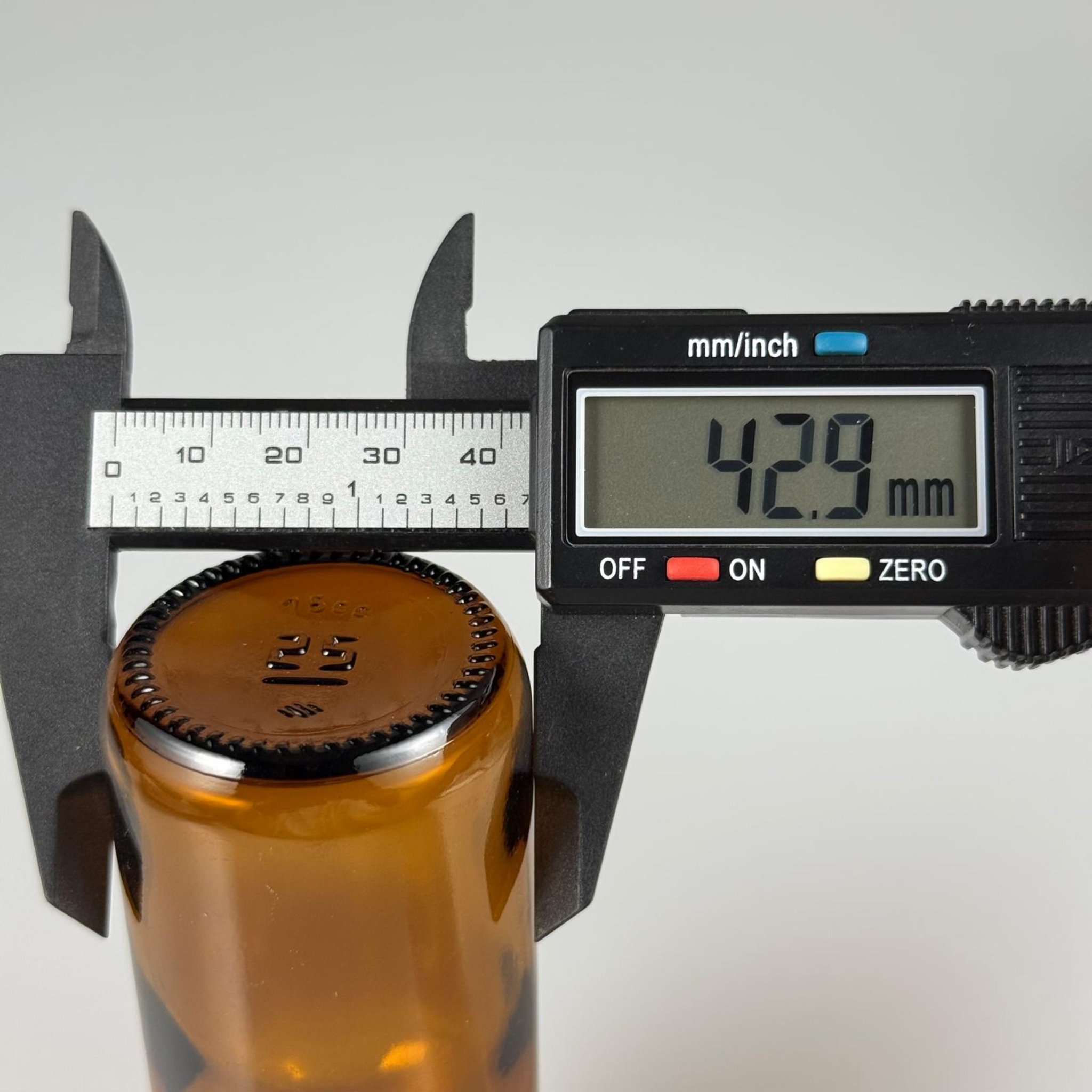 75 CC AMBER ECZA ŞİŞESİ + BEYAZ KİLİTLİ KAPAKLI + 15 ML ÖLÇEKLİ TAKIM - 75 AĞIZ KAHVERENGİ ŞURUP ŞİŞESİ