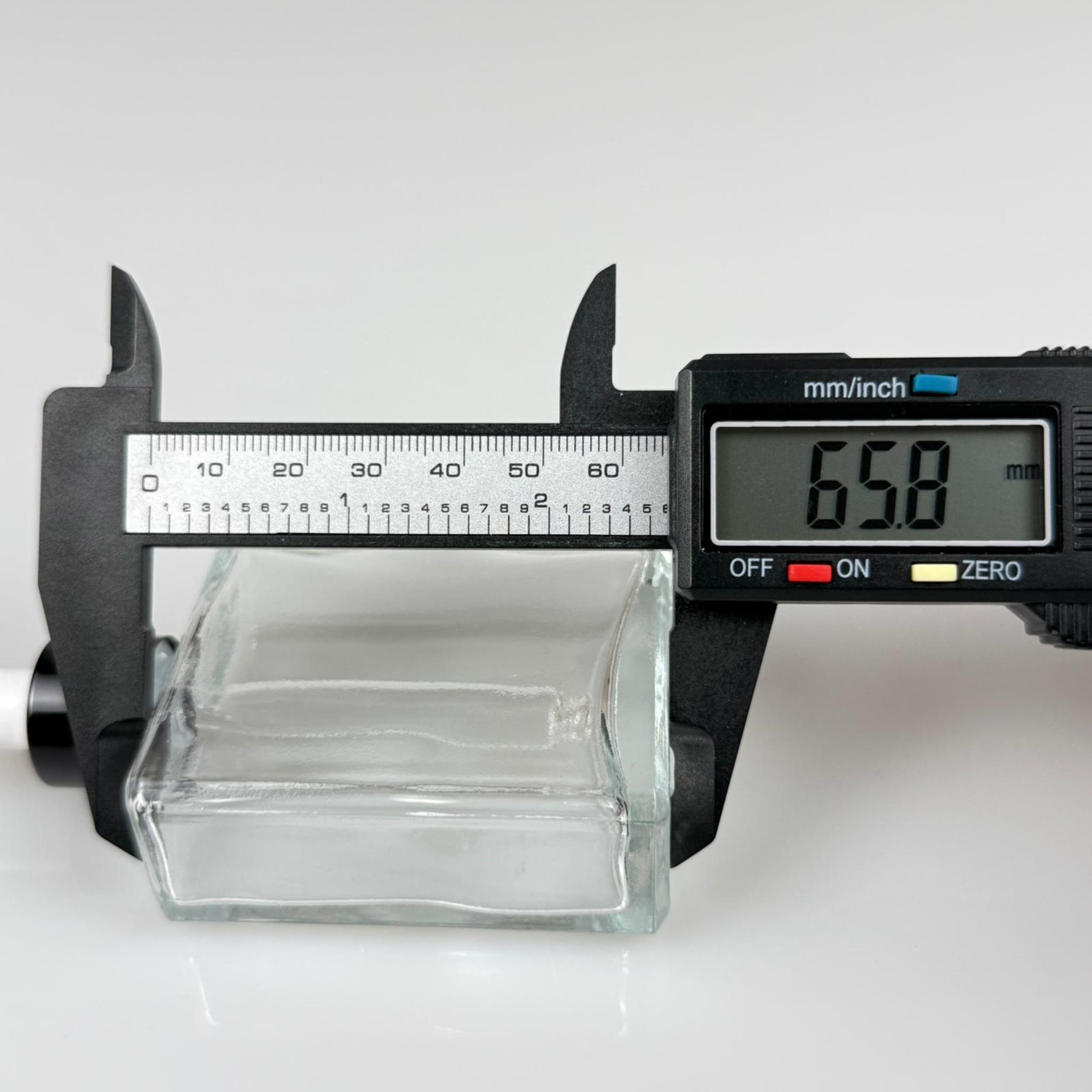 40 CC YASSI DİKDÖRTGEN KÖŞELİ KISA PRESTİJLİ CAM DAMLALIKLI ŞİŞE - BEYAZ EMZİK - SİYAH METALİK KAPAK - 40 ML CAM DAMLALIKLI ŞİŞE - DAMLALIKLI BOŞ ŞİŞE