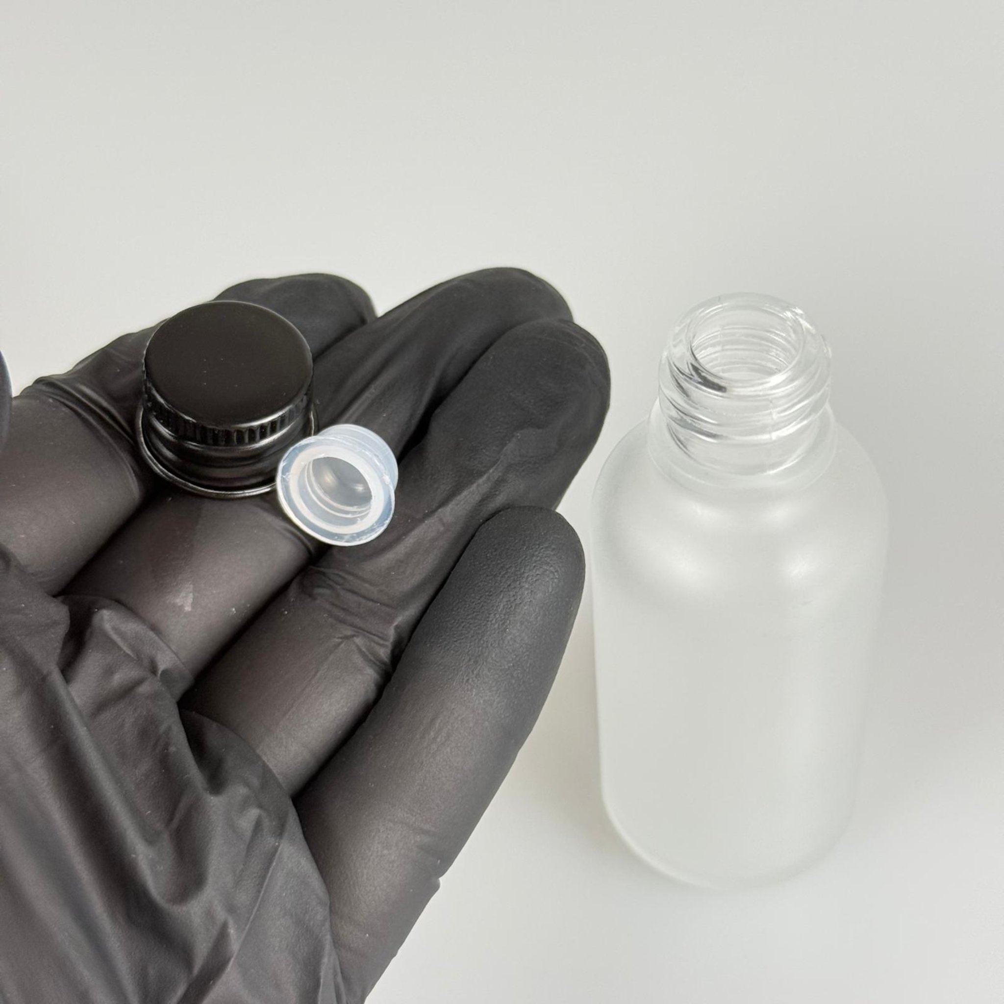 30 CC BUZLU CAM ŞİŞE + KÖPÜK CONTALI SİYAH ALÜMİNYUM METAL KAPAKLI + KÖR TIPALI TAKIM - 30 ML BUZLU CAM ŞİŞE