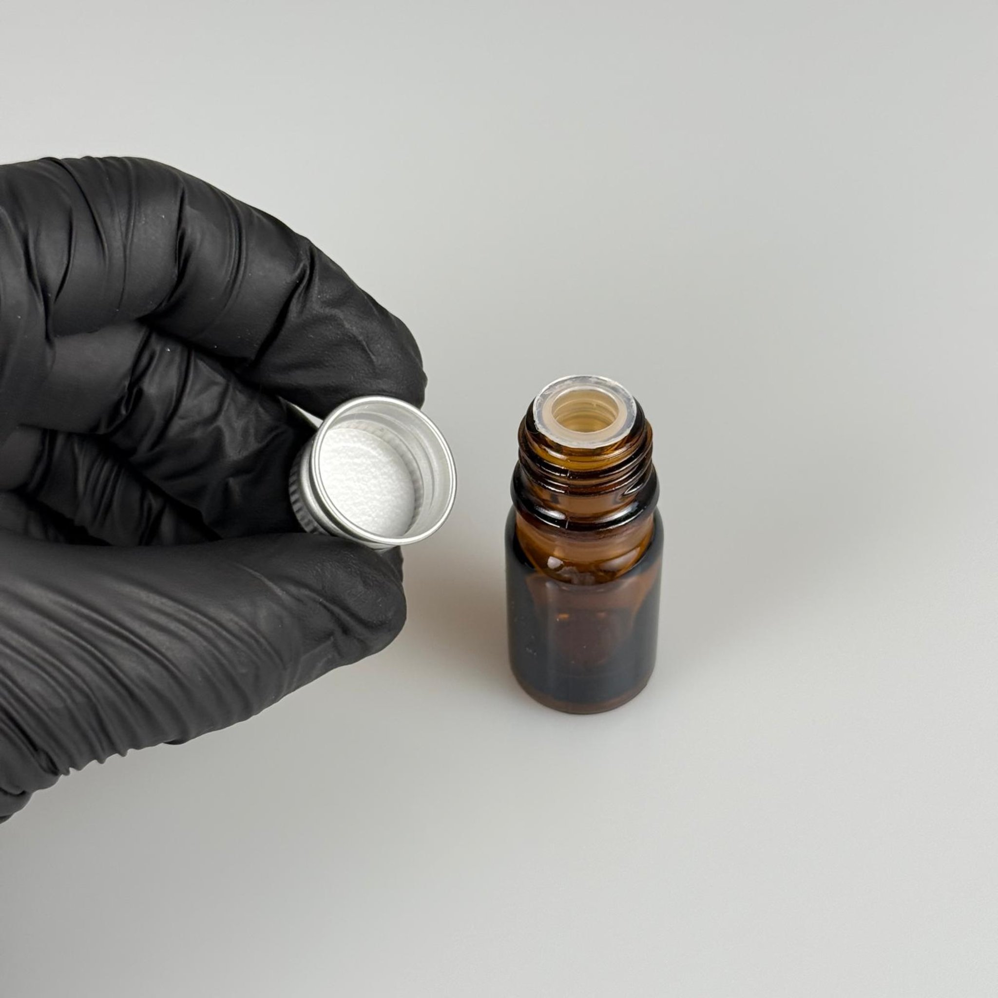 5 CC AMBER CAM ŞİŞE + KÖPÜK CONTALI GÜMÜŞ ALÜMİNYUM METAL KAPAKLI + KÖR TIPALI TAKIM - 5 ML KAHVERENGİCAM ŞİŞE