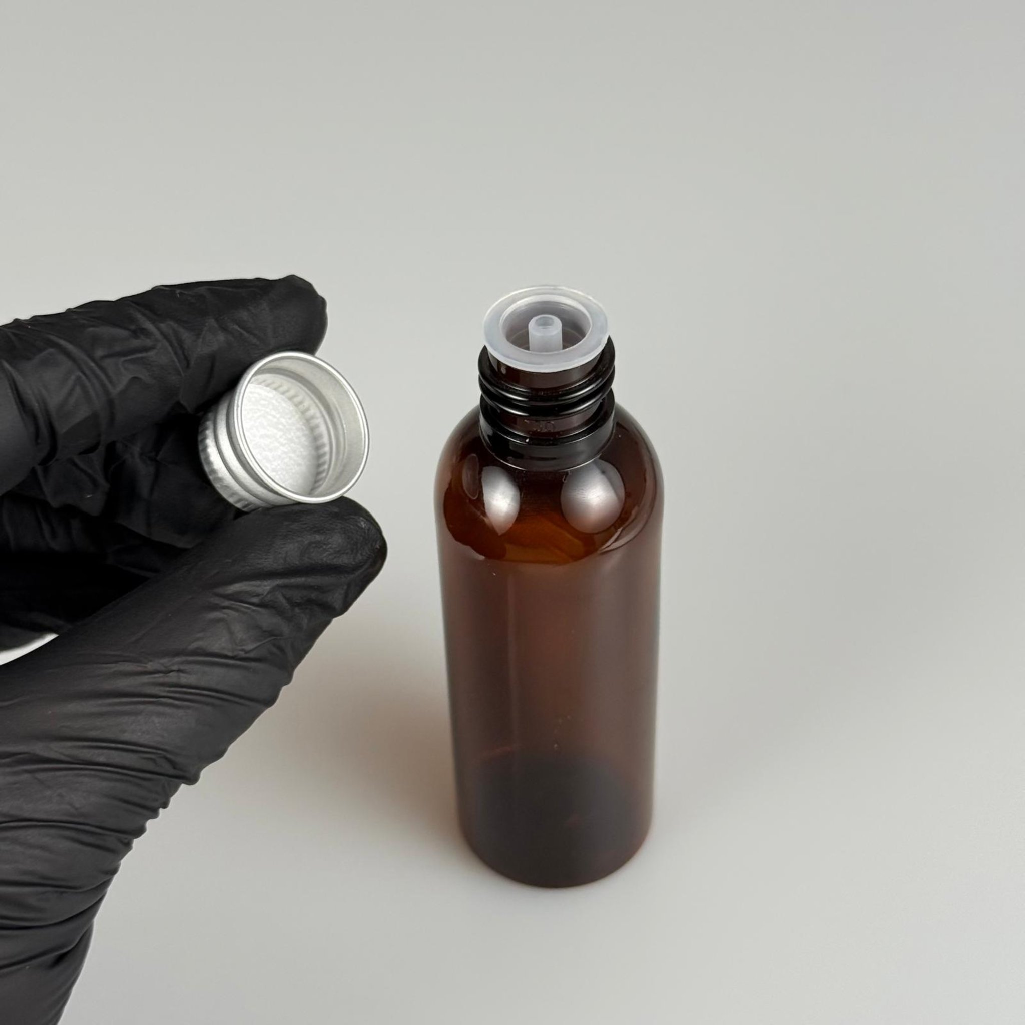 50 CC AMBER SİLİNDİR UZUN MODEL PET ŞİŞE + KÖPÜK CONTALI GÜMÜŞ ALÜMİNYUM METAL KAPAKLI + DAMLALIKLI KOLONYA TIPALI TAKIM - 50 ML KAHVERENGİ PLASTİK ŞİŞE