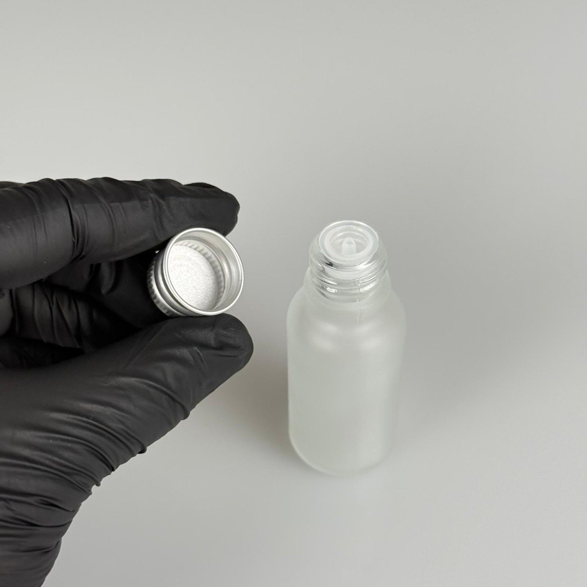 20 CC BUZLU CAM ŞİŞE + KÖPÜK CONTALI GÜMÜŞ ALÜMİNYUM METAL KAPAKLI + KOOLONYA TIPALI TAKIM - 20 ML BUZLU CAM ŞİŞE