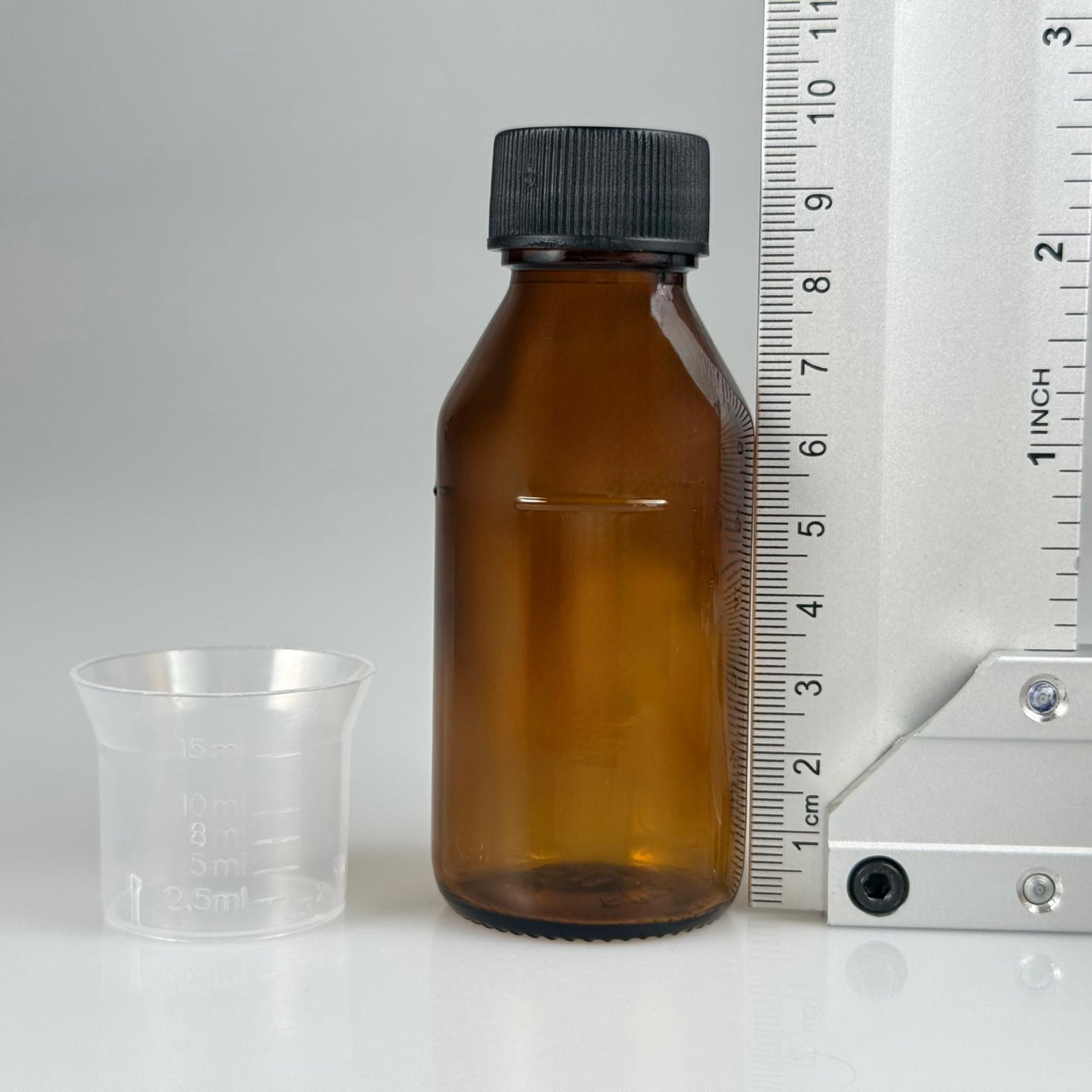 60 CC AMBER CAM ŞİŞE + SİYAH PLASTİK KAPAK + 15 ML ÖLÇEK TAKIM - 60 ML KAHVERENGİ BOŞ ŞURUP ŞİŞESİ (AĞIZ ÇAPI 25 MM)
