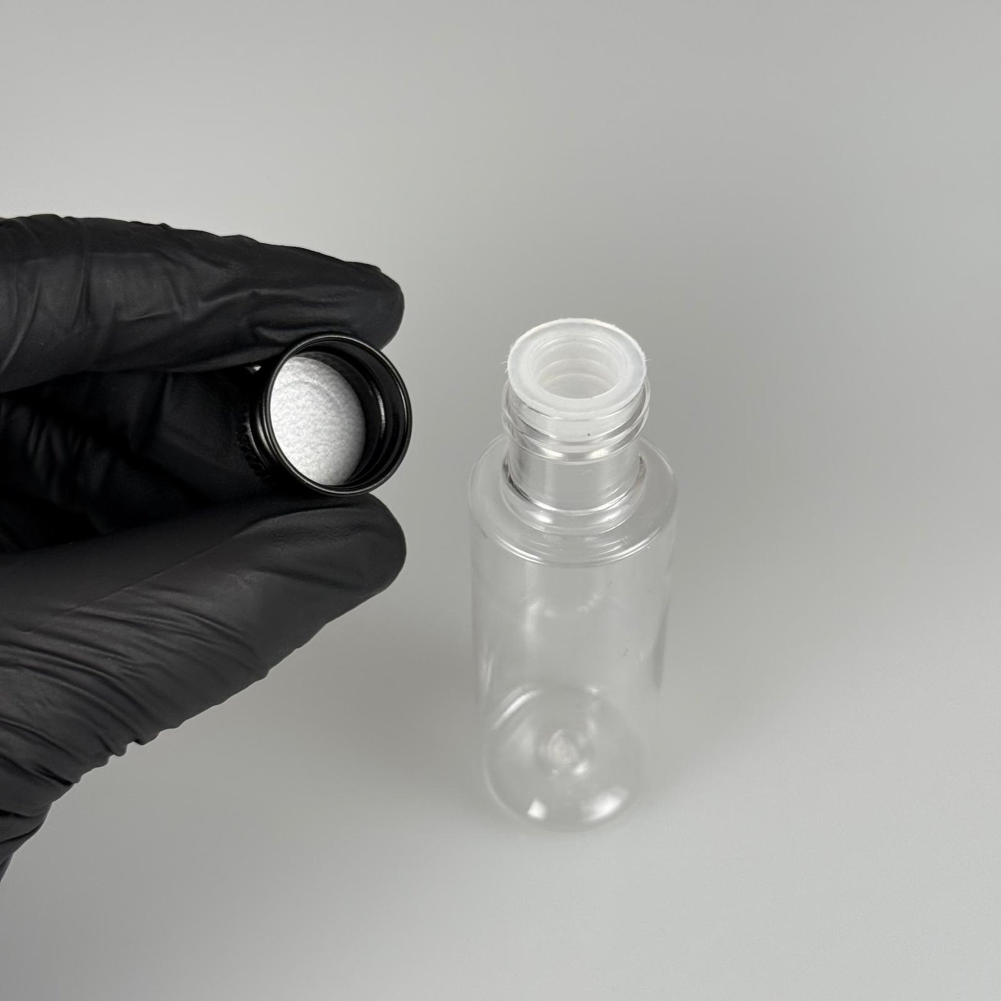 30 CC ŞEFFAF SİLİNDİR UZUN MODEL PET ŞİŞE + KÖPÜK CONTALI SİYAH ALÜMİNYUM METAL KAPAKLI + KÖR TIPALI TAKIM - 30 ML PLASTİK ŞİŞE